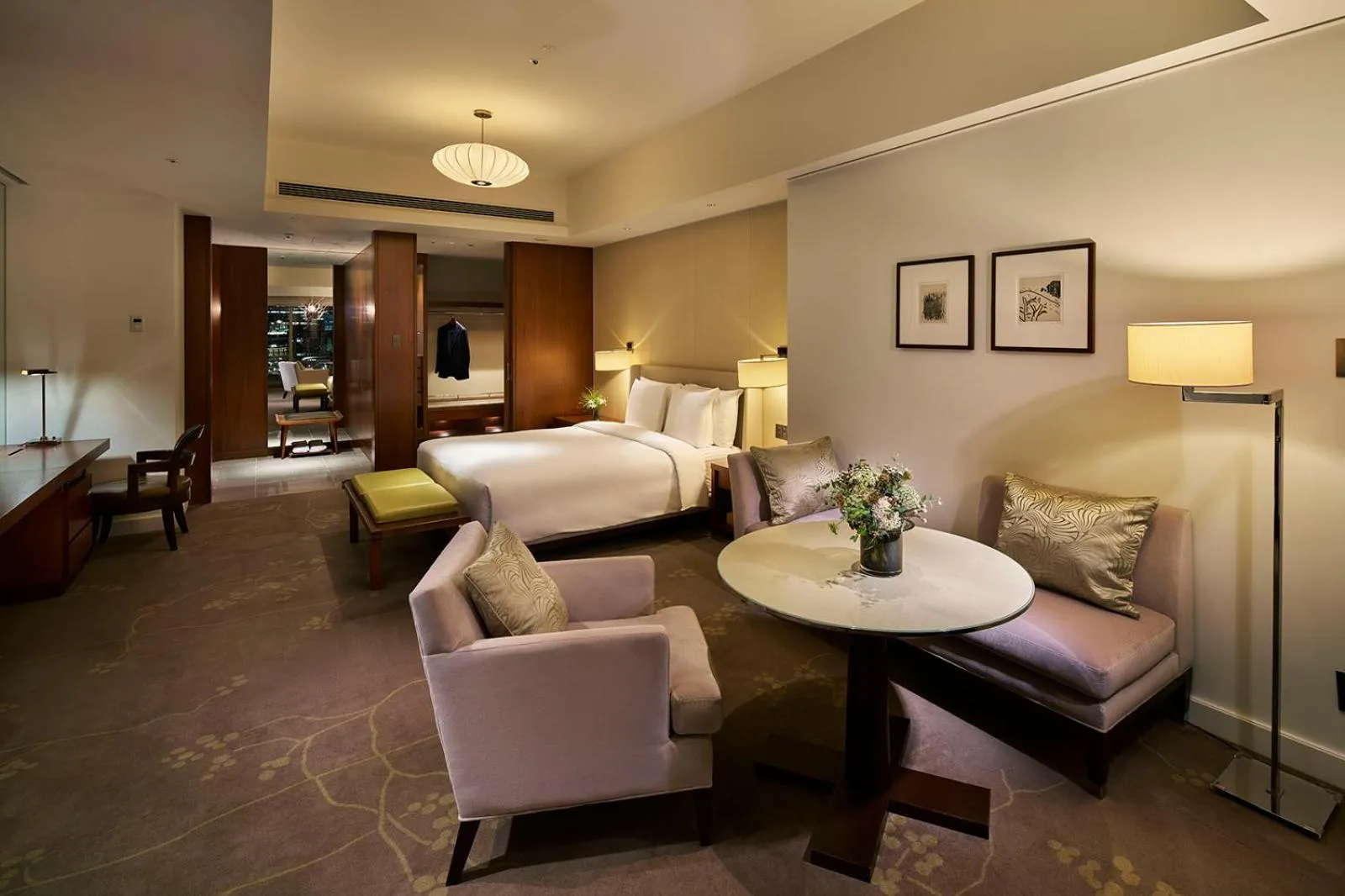 Bed in Palace Hotel Tokyo