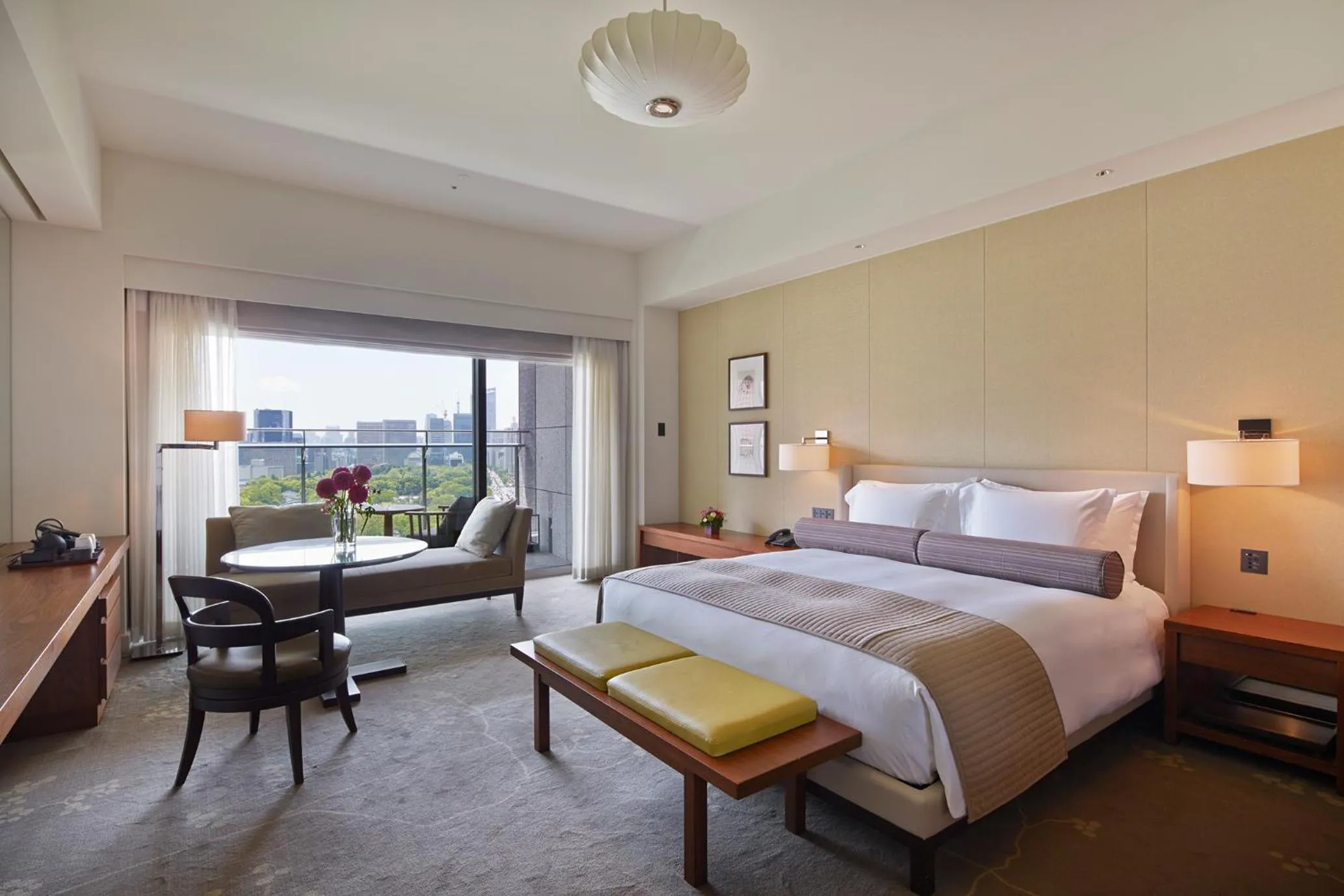 Bed in Palace Hotel Tokyo