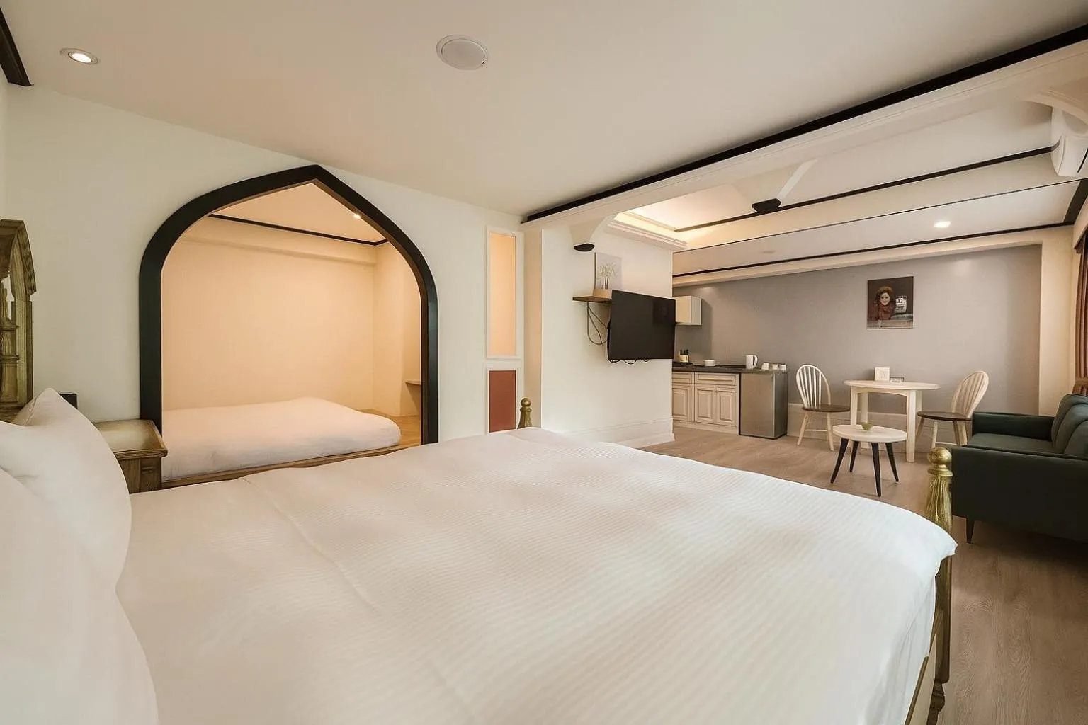 Bed in Elizabeth Hotel