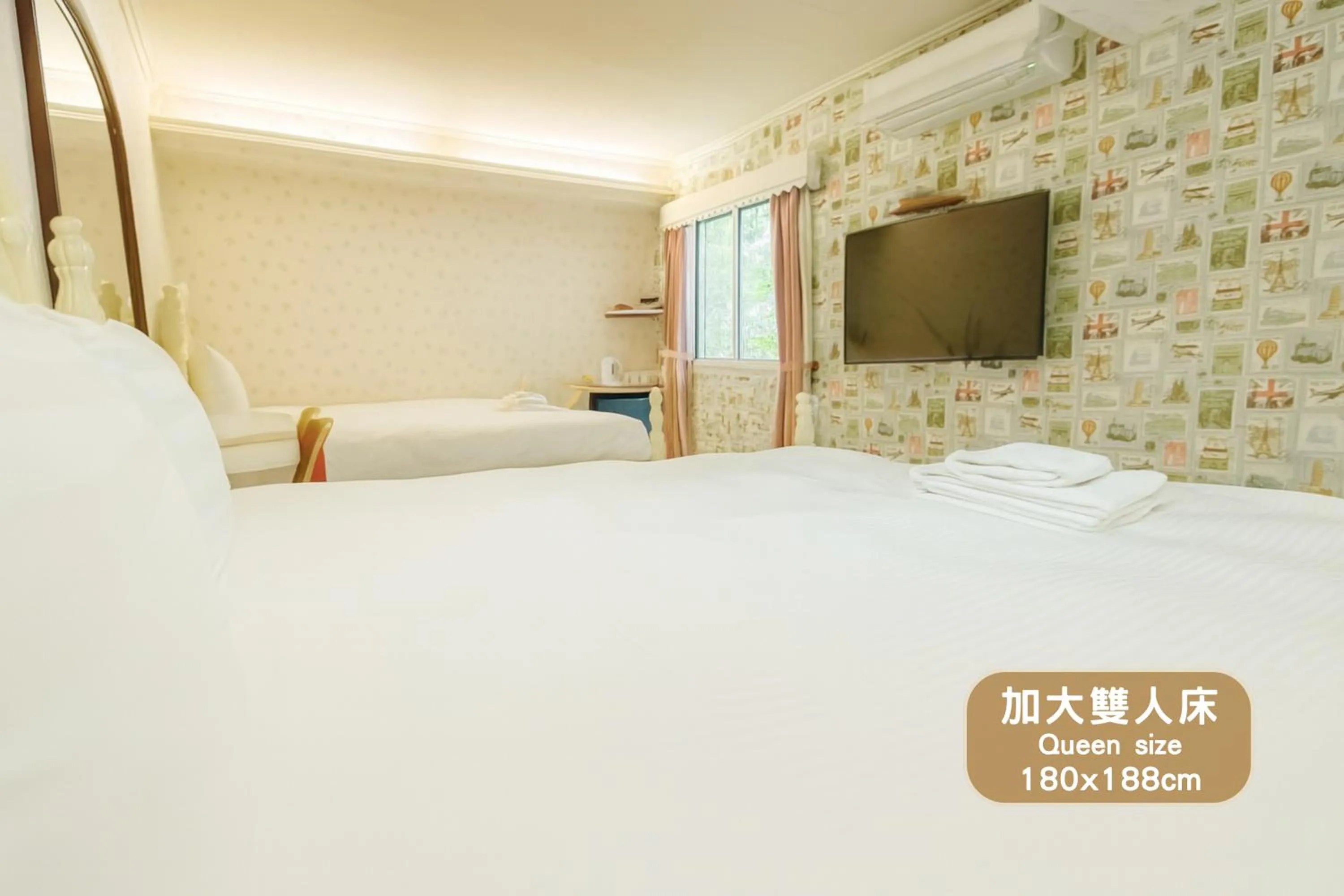 Communal lounge/ TV room, Bed in Elizabeth Hotel