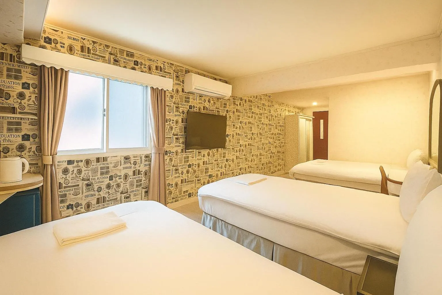 Bed in Elizabeth Hotel