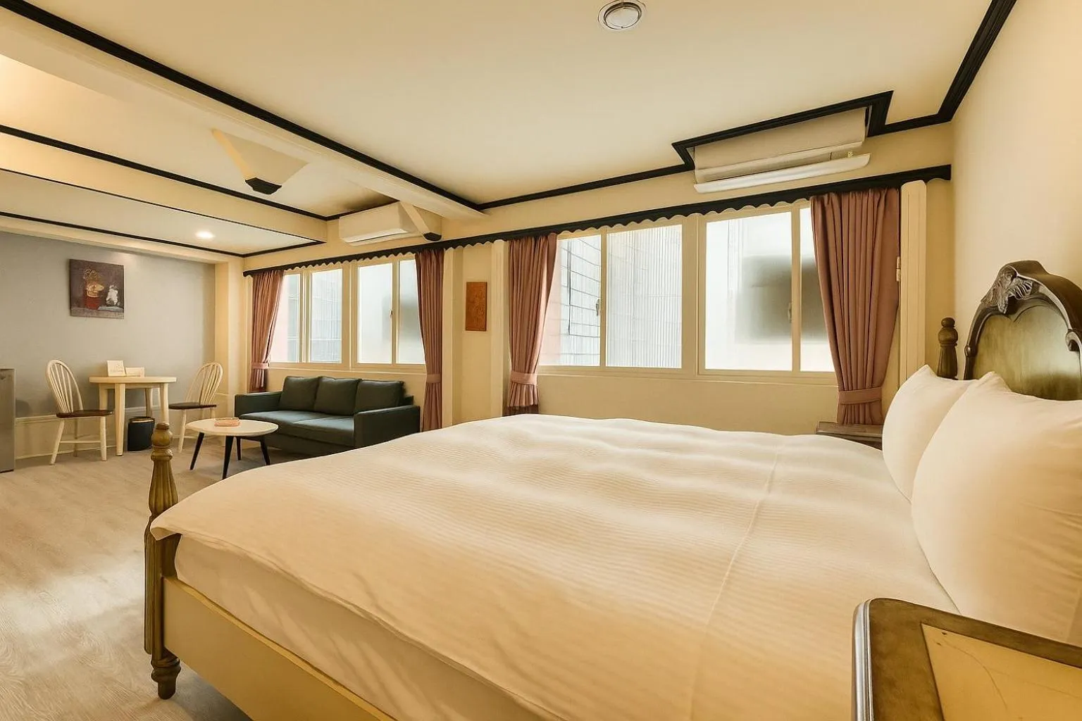 Bed in Elizabeth Hotel