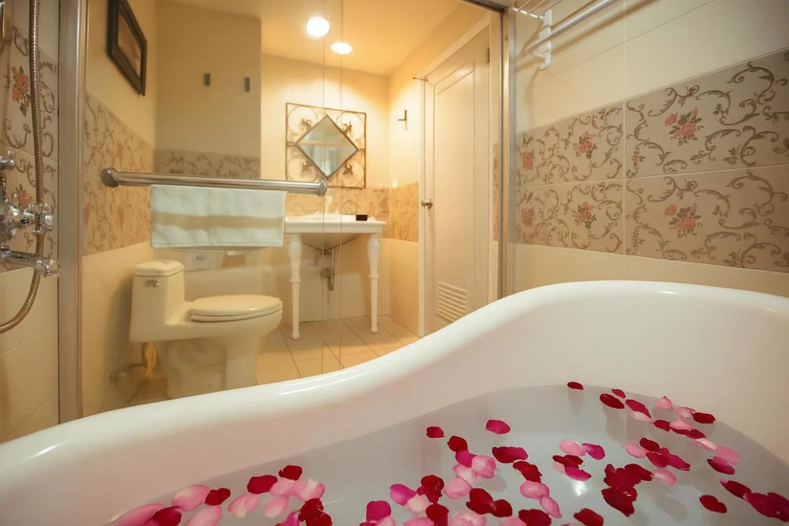 Toilet in Elizabeth Hotel