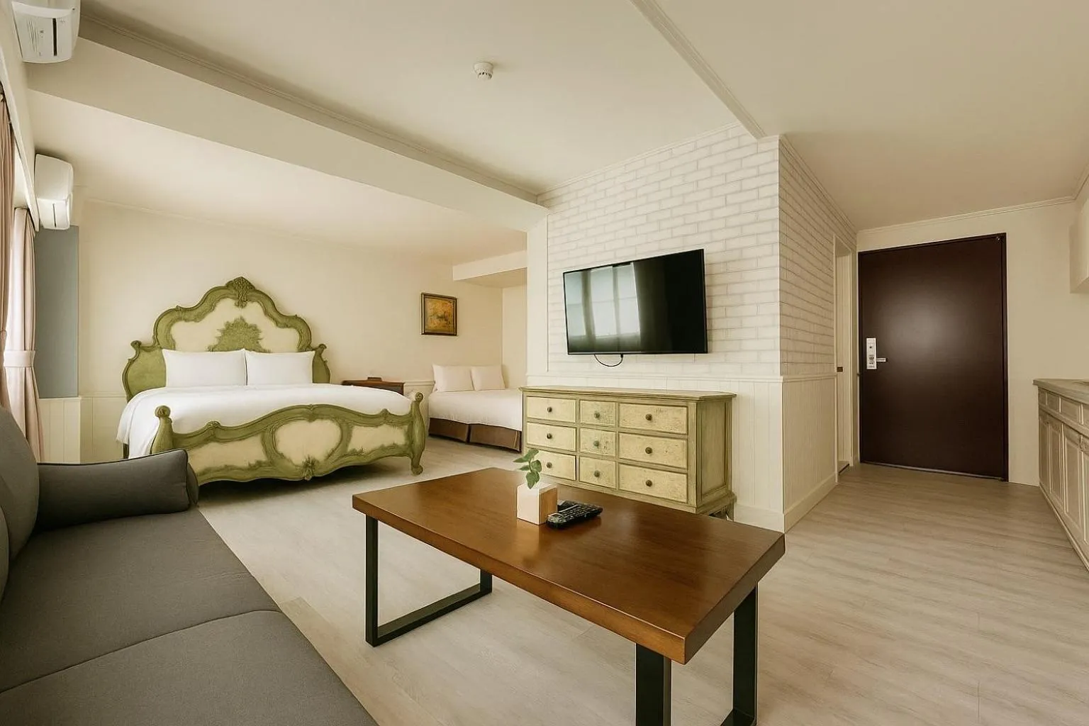 Communal lounge/ TV room, Bed in Elizabeth Hotel