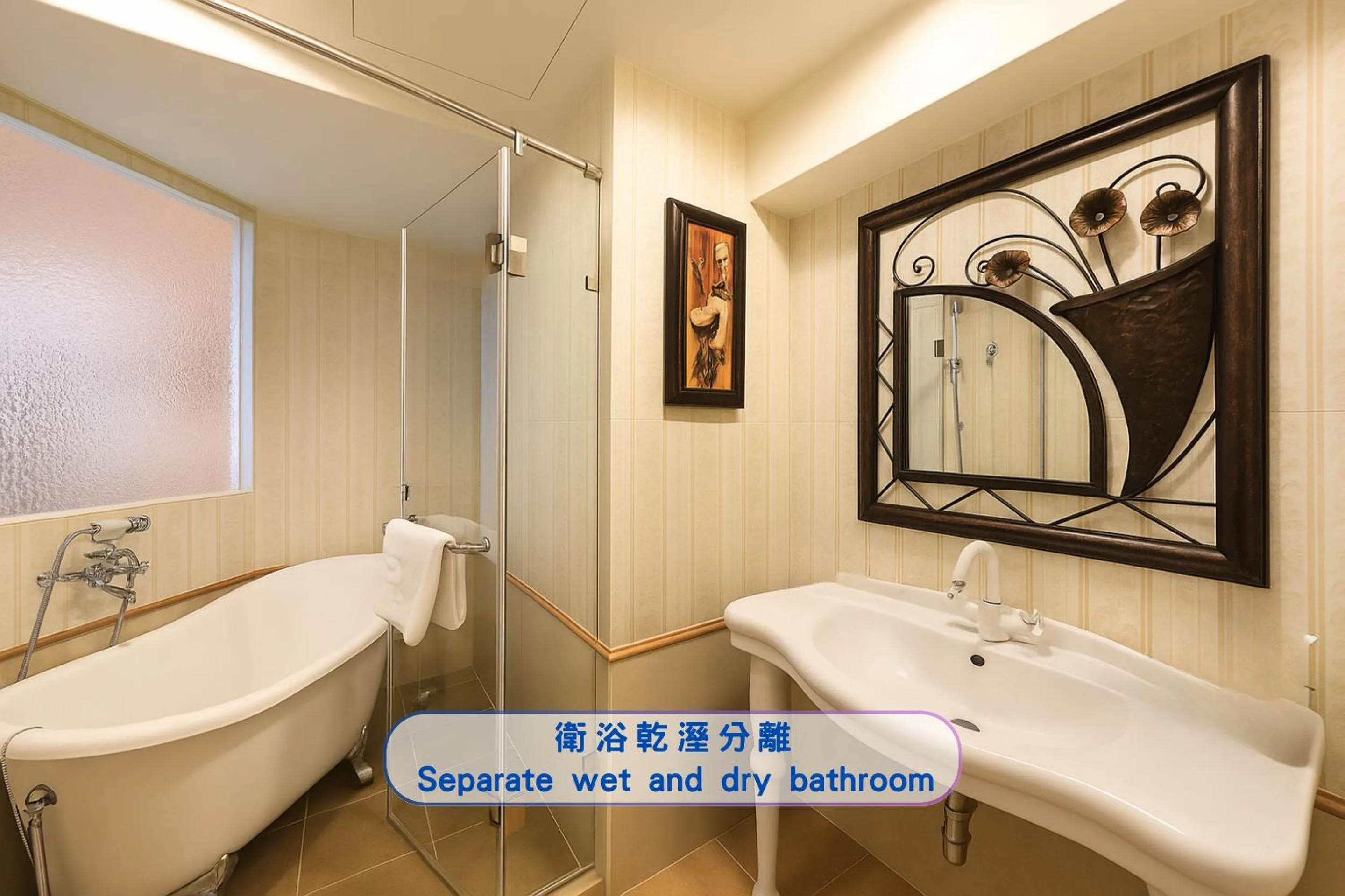 Toilet in Elizabeth Hotel