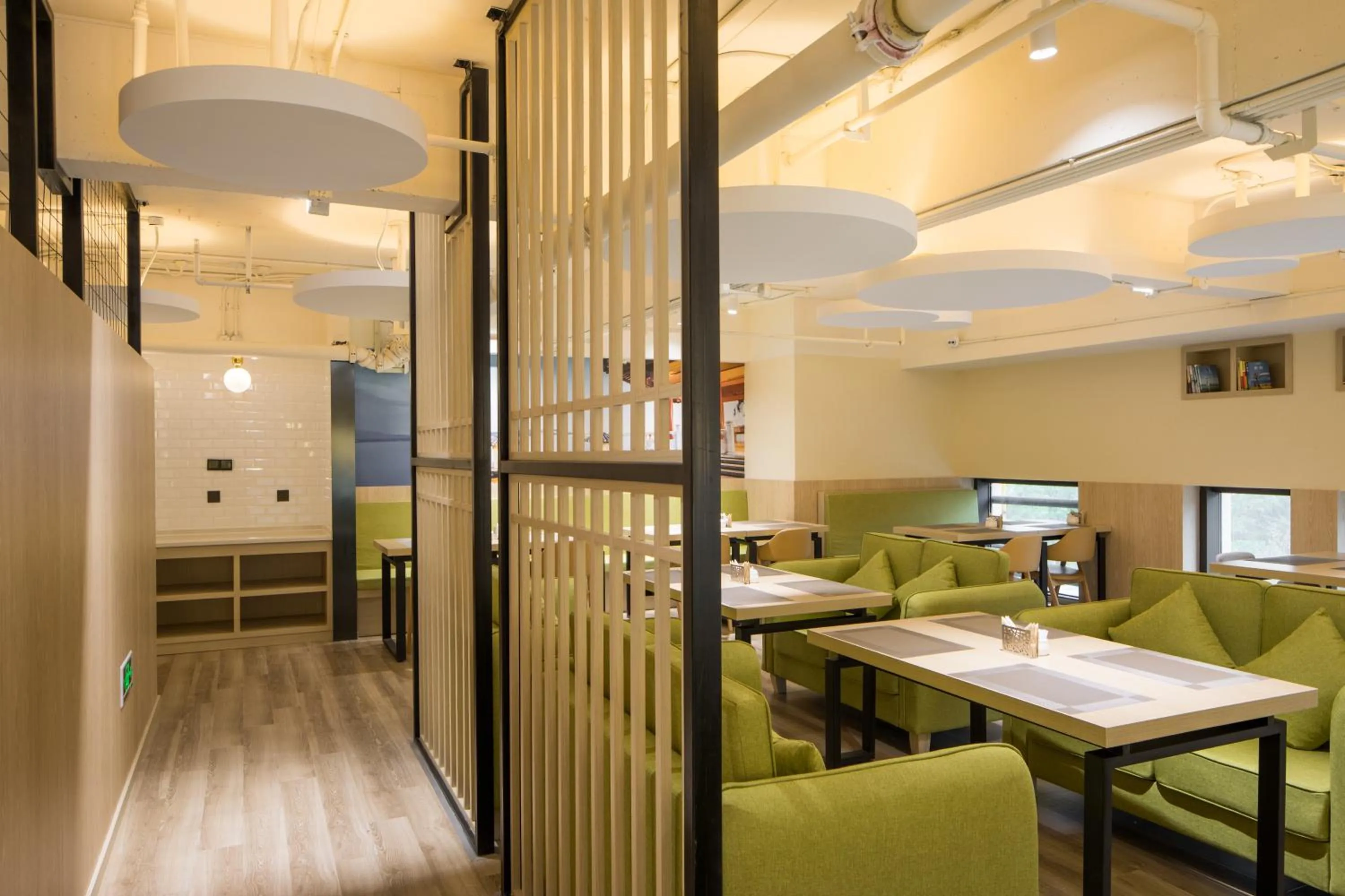 Restaurant/places to eat in Atour Hotel Hangzhou Binjiang Jiangling Road