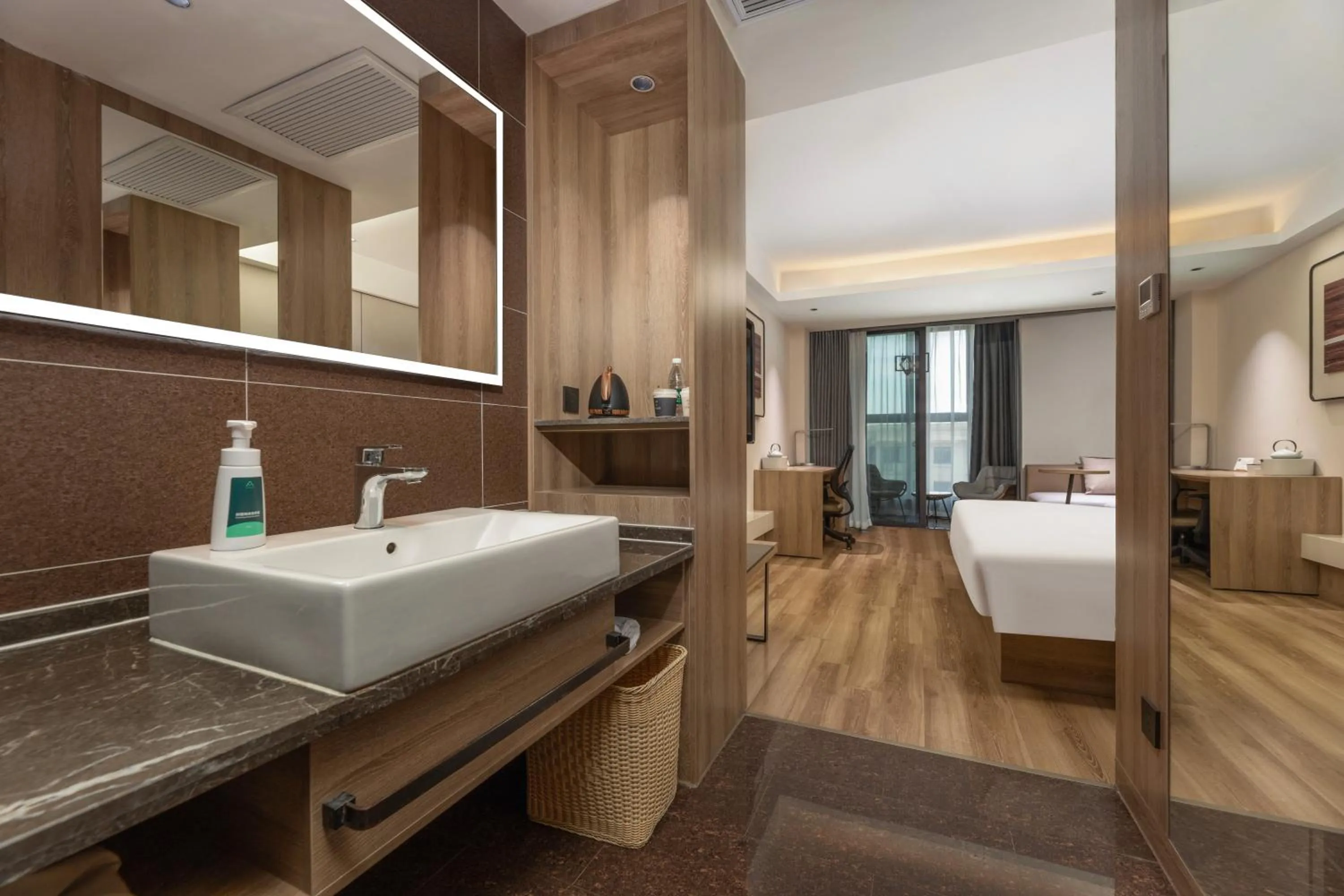 Bathroom, Bed in Atour Hotel (Suzhou Wujiang)