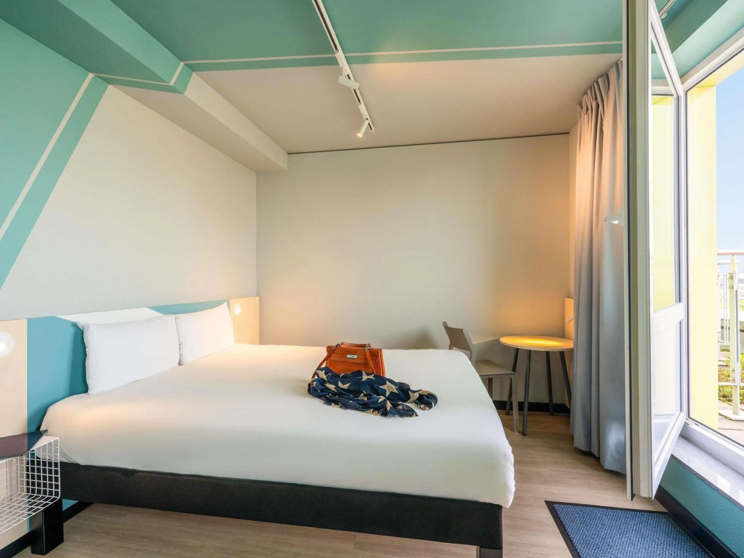 Bedroom, Bed in ibis budget Berlin Kurfürstendamm - neu renoviert