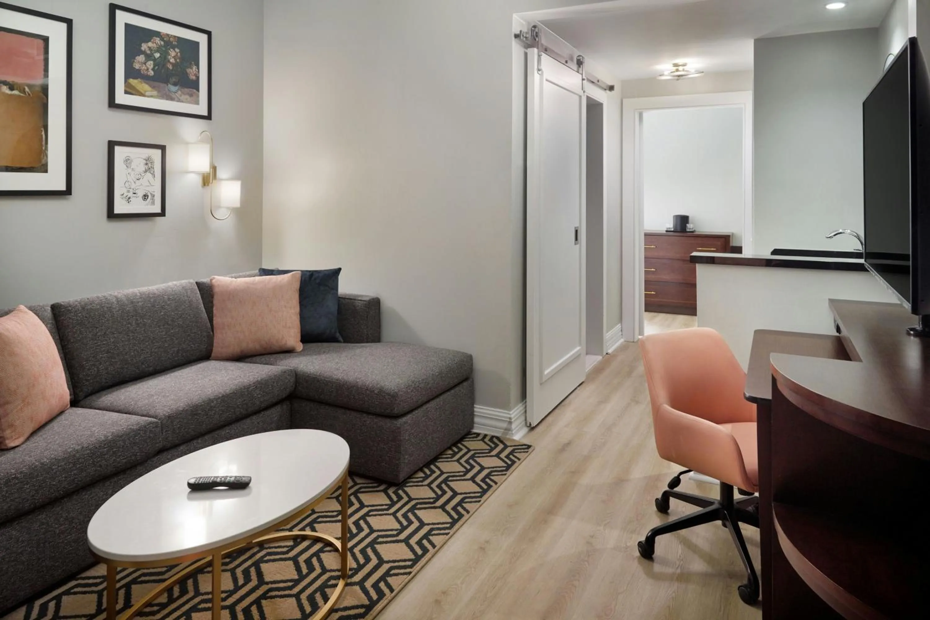 Living room in Courtyard by Marriott New Orleans French Quarter/Iberville