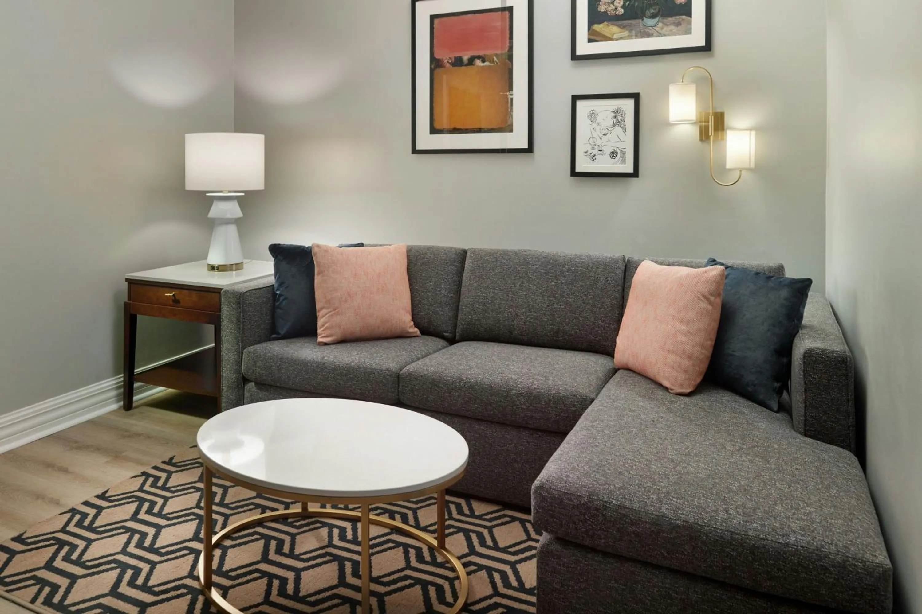 Living room in Courtyard by Marriott New Orleans French Quarter/Iberville