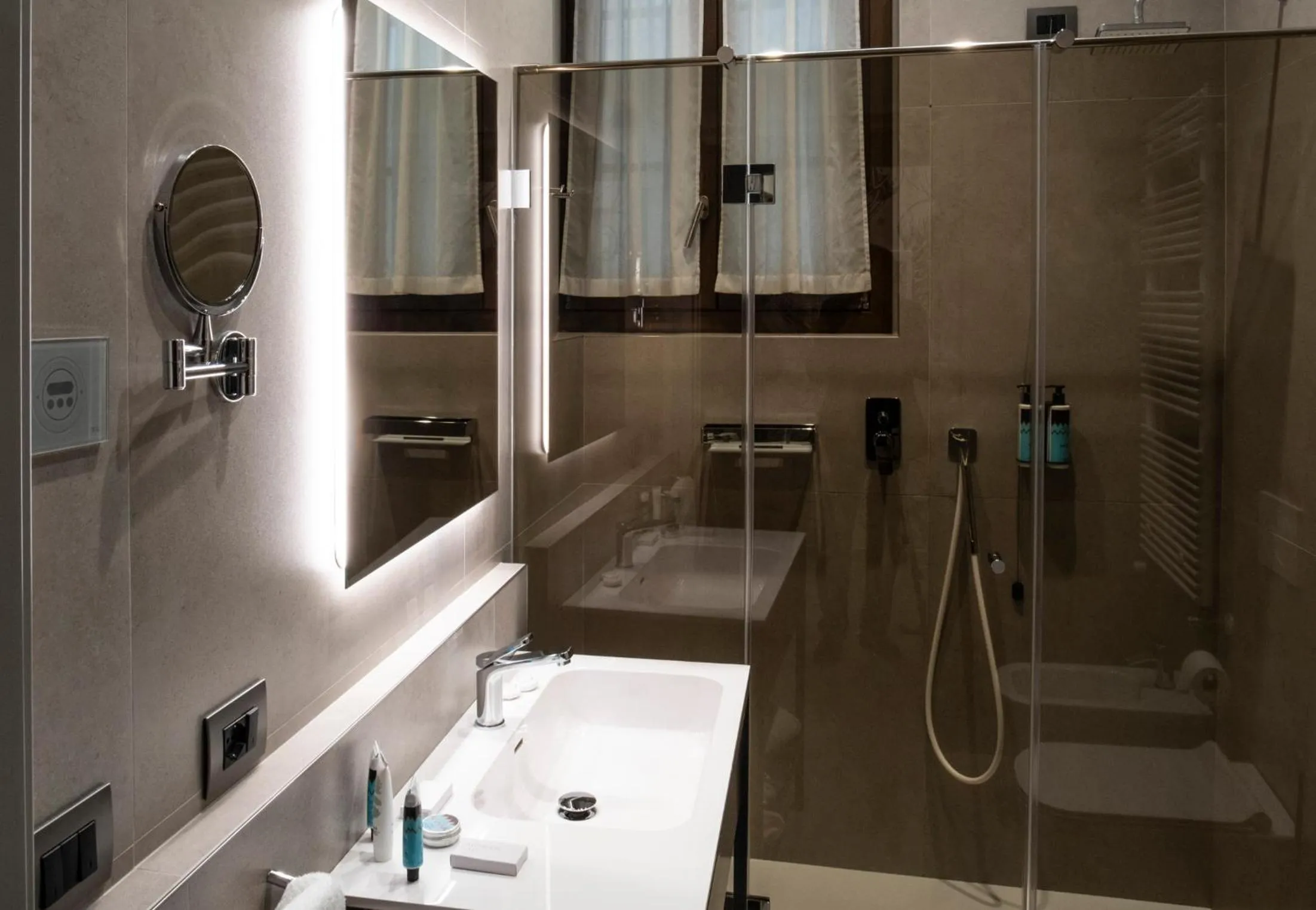 Shower in Hotel Aquarius Venice - Ascend Collection