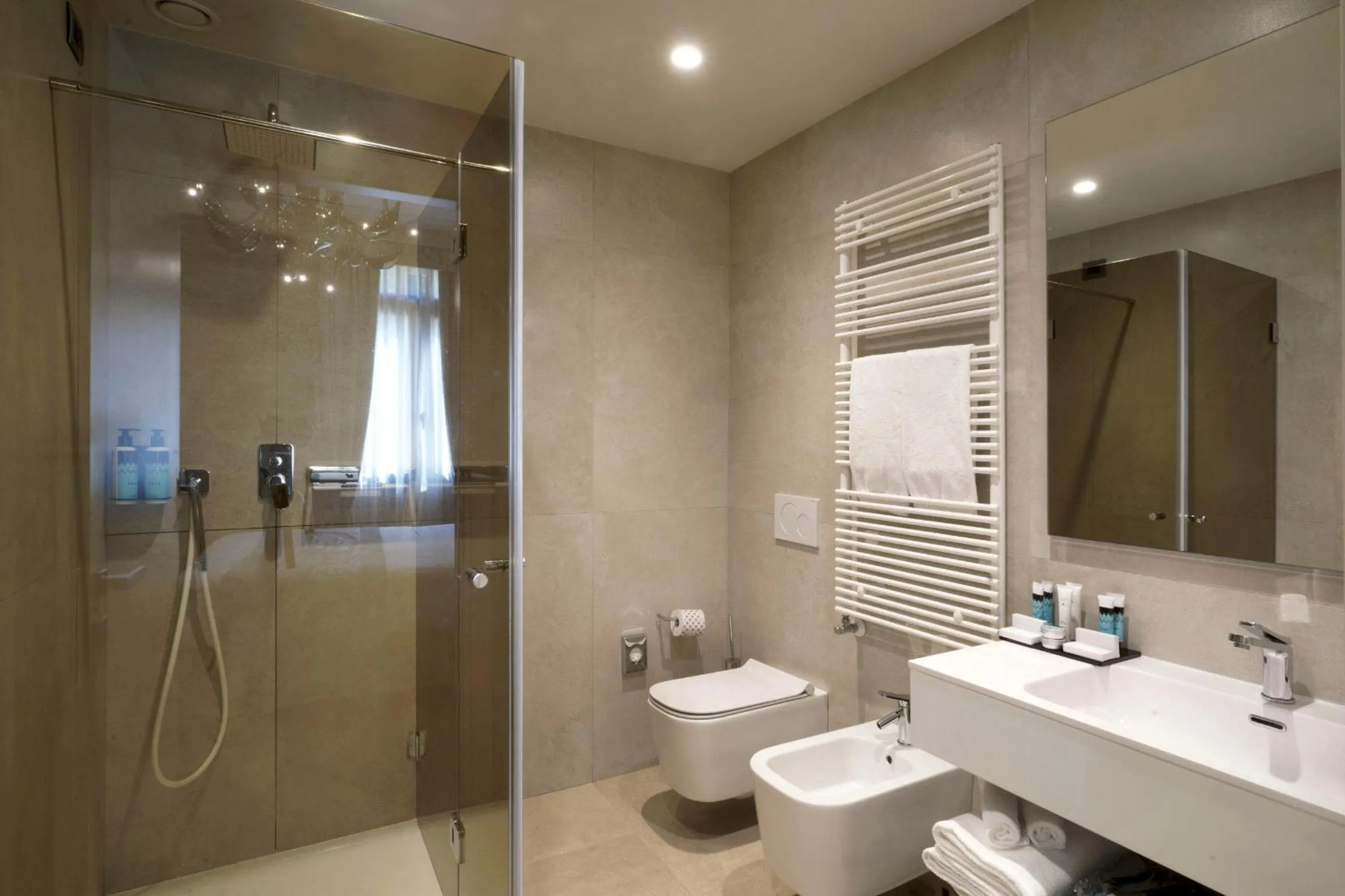 Shower in Hotel Aquarius Venice - Ascend Collection