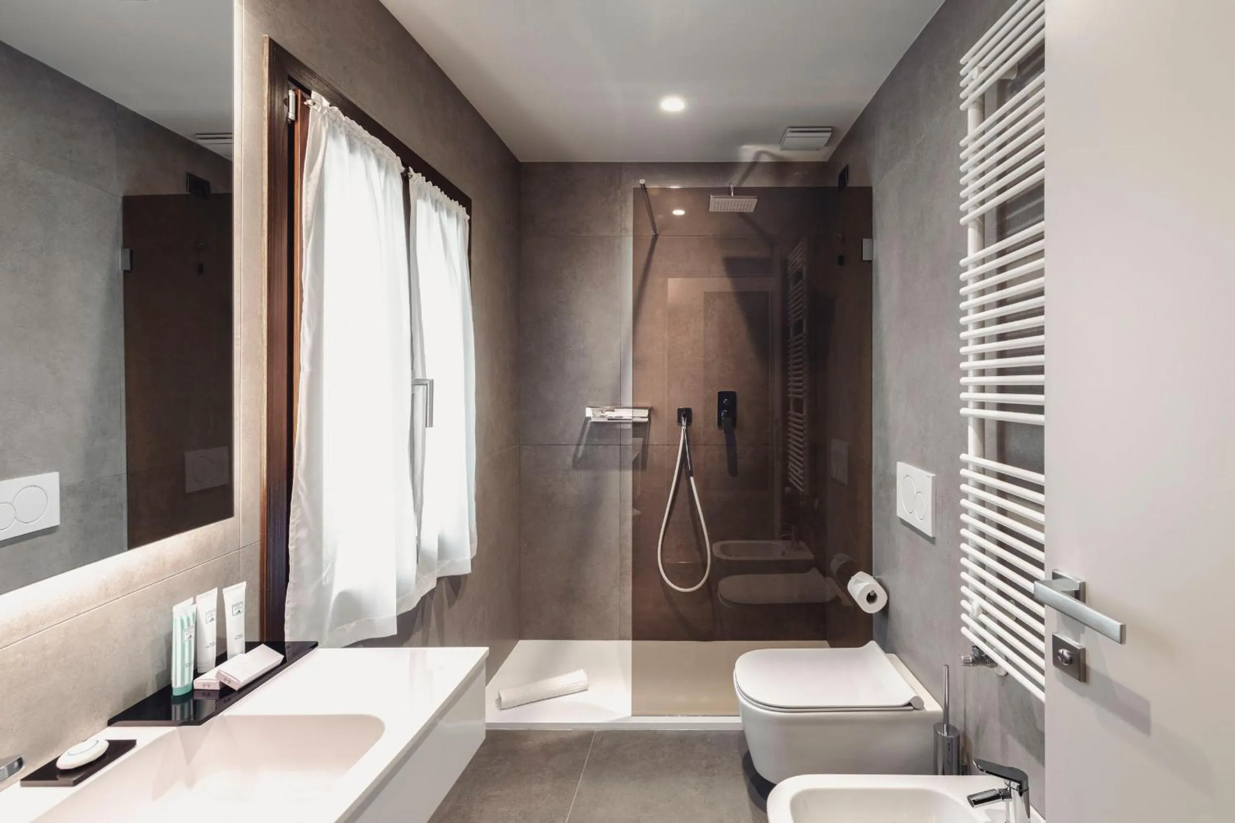 Shower in Hotel Aquarius Venice - Ascend Collection
