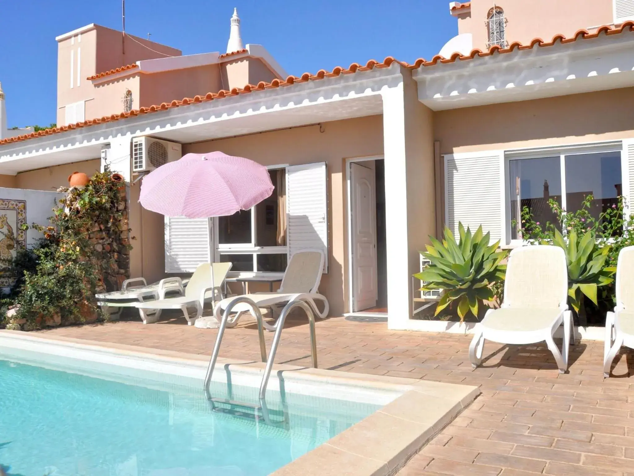 Villa in Vilamoura with Pool & Terrace Villa in Vilamoura with Pool & Terrace