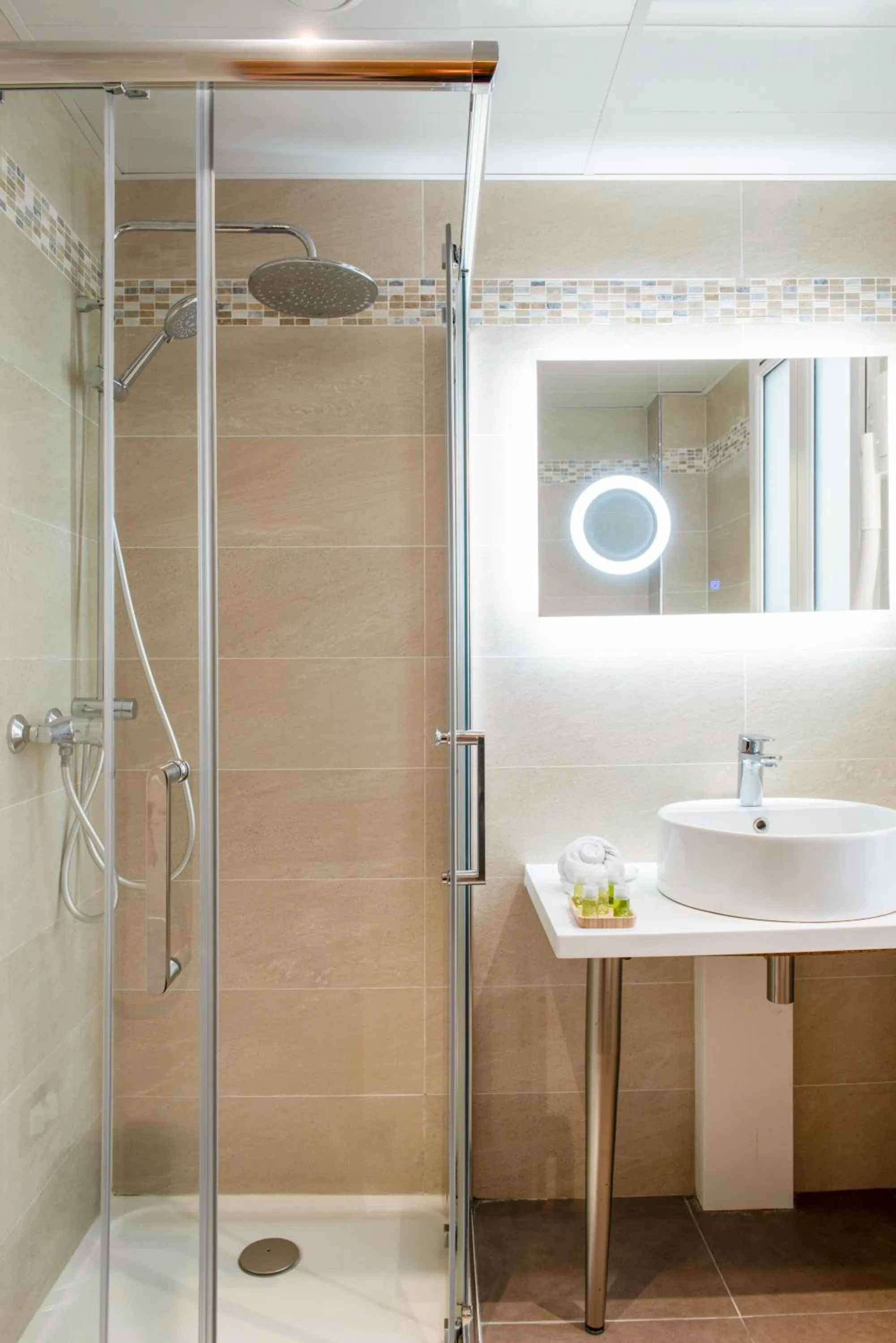 Shower in Hotel Cactus