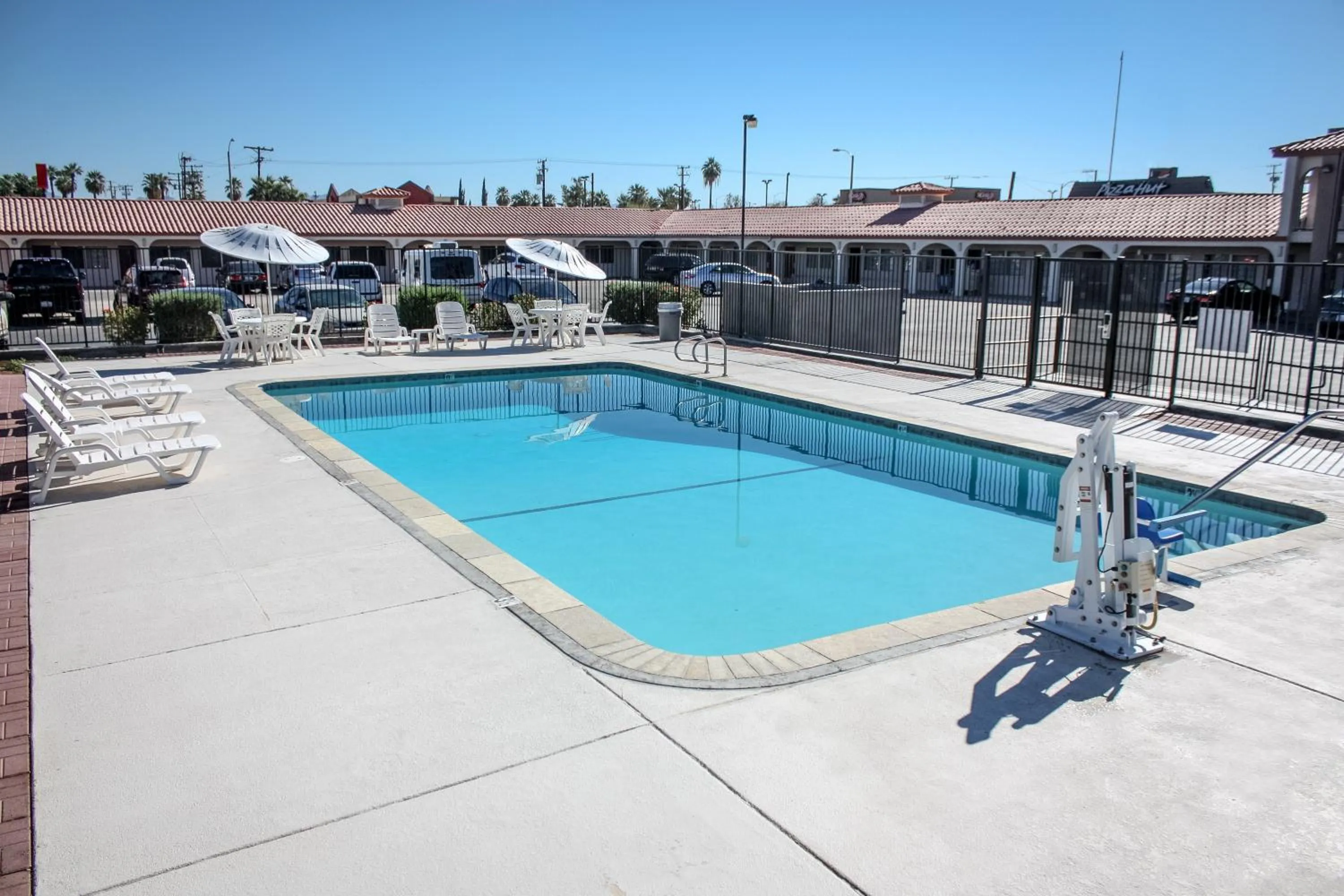 Swimming pool in Red Roof Inn Blythe