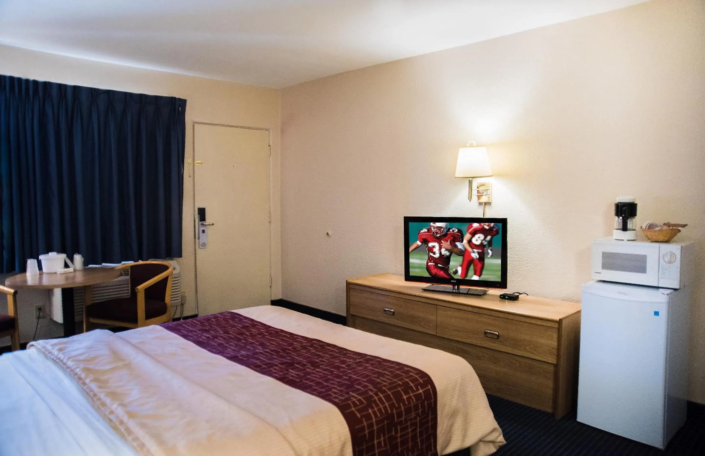 Bedroom, Bed in Red Roof Inn Blythe