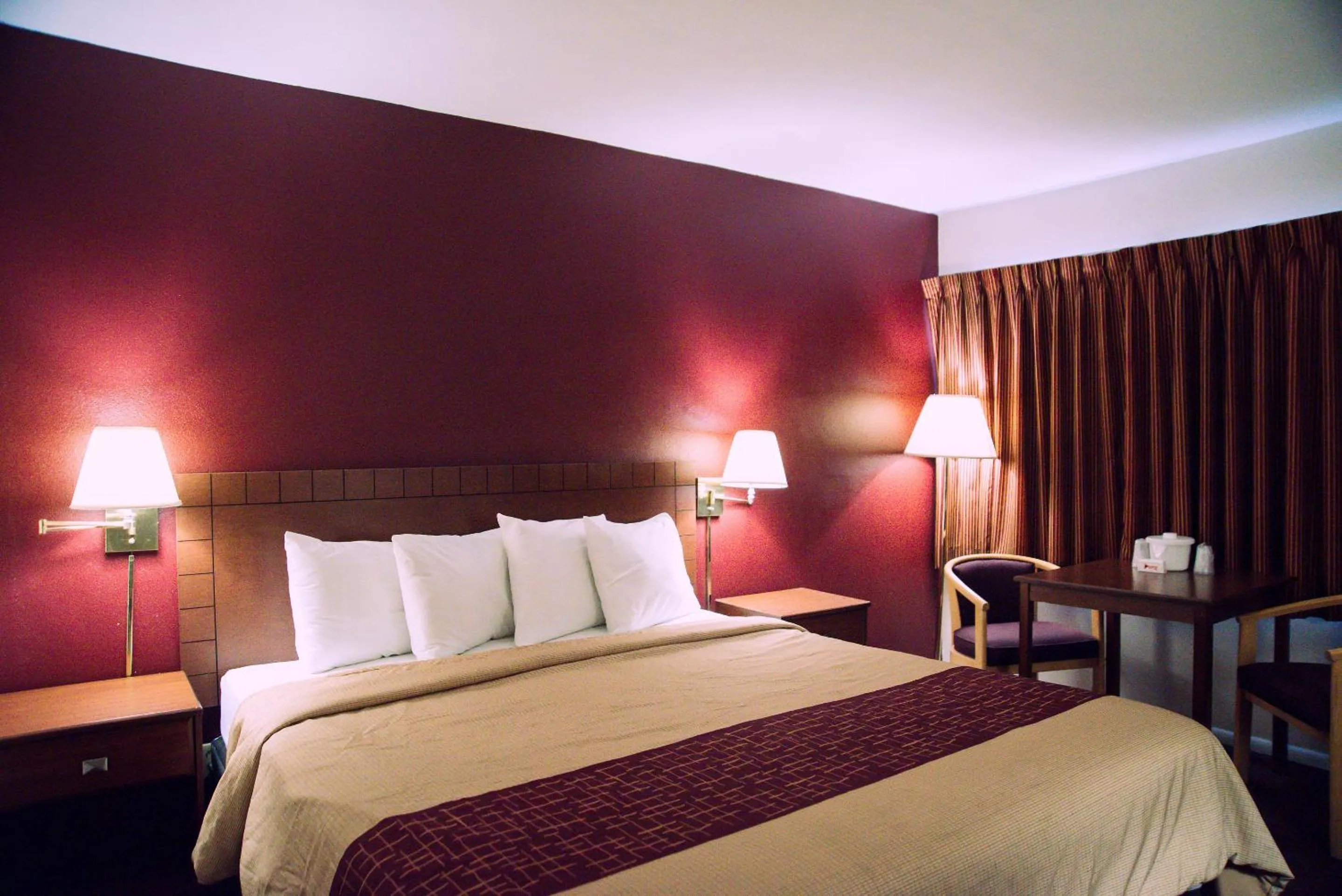 Bedroom, Bed in Red Roof Inn Blythe