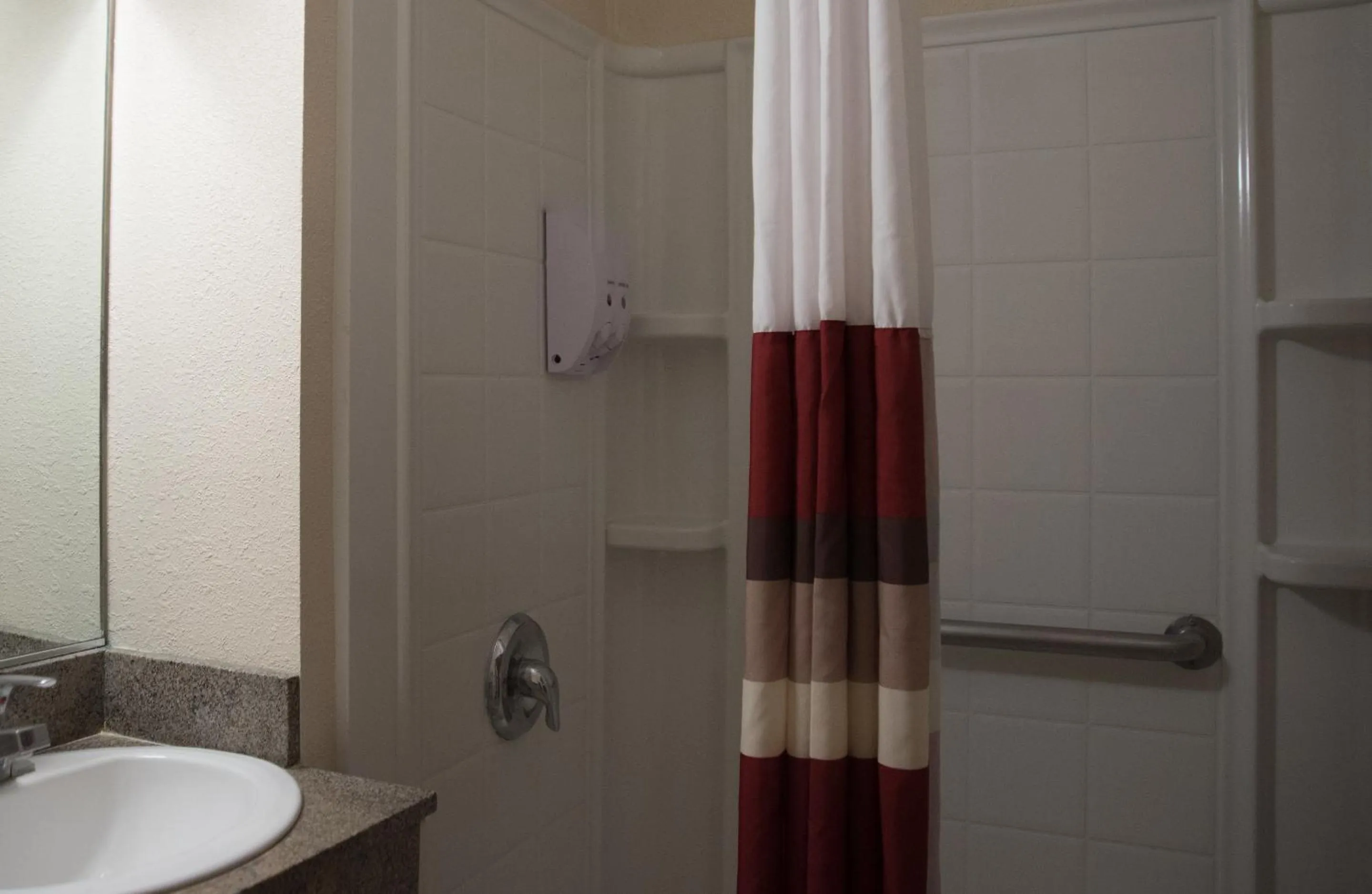 Bathroom in Red Roof Inn Blythe