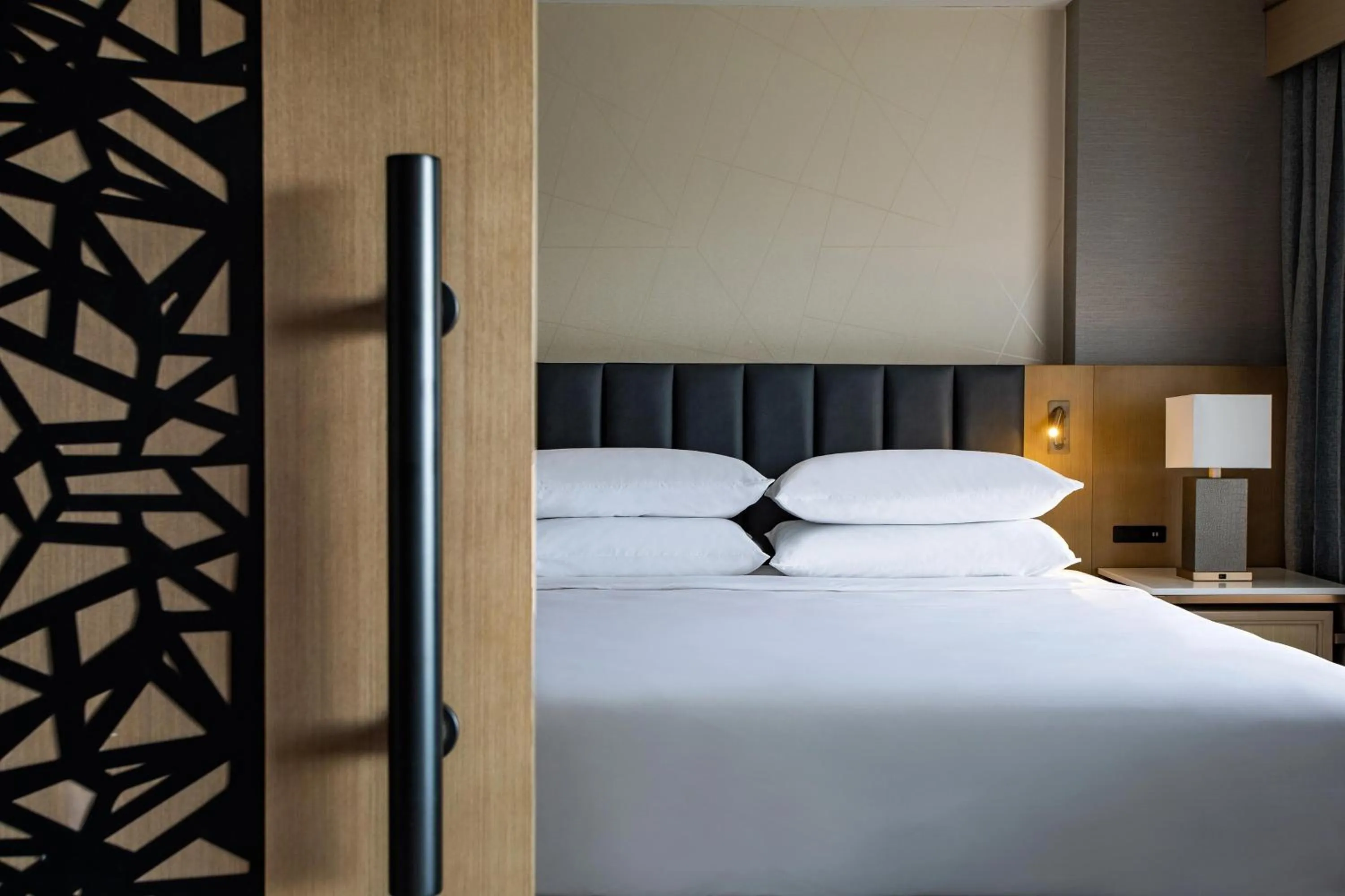 Bedroom, Bed in Sheraton Suites Columbus Worthington