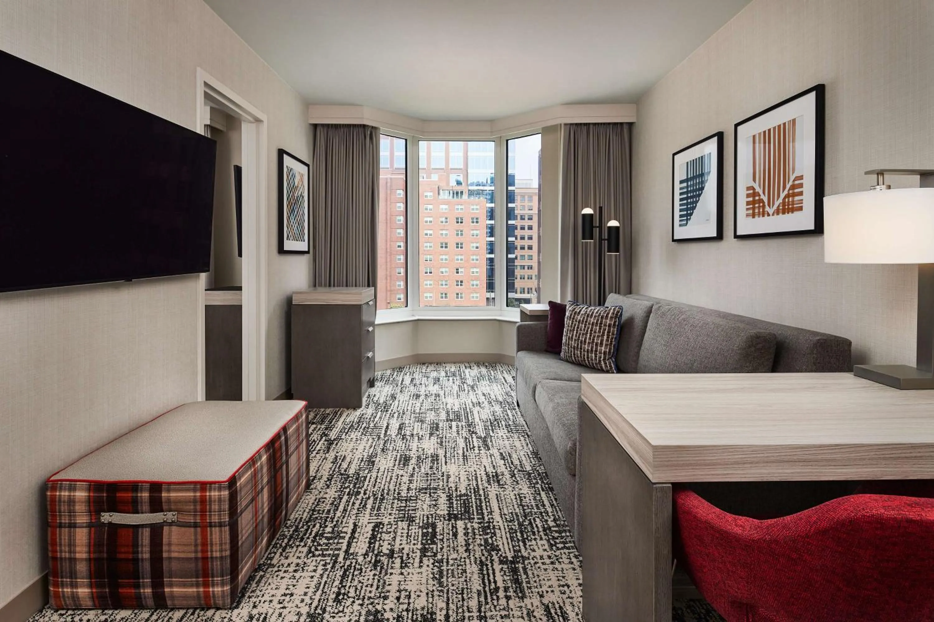 Communal lounge/ TV room, Bed in Hilton Kansas City Country Club Plaza