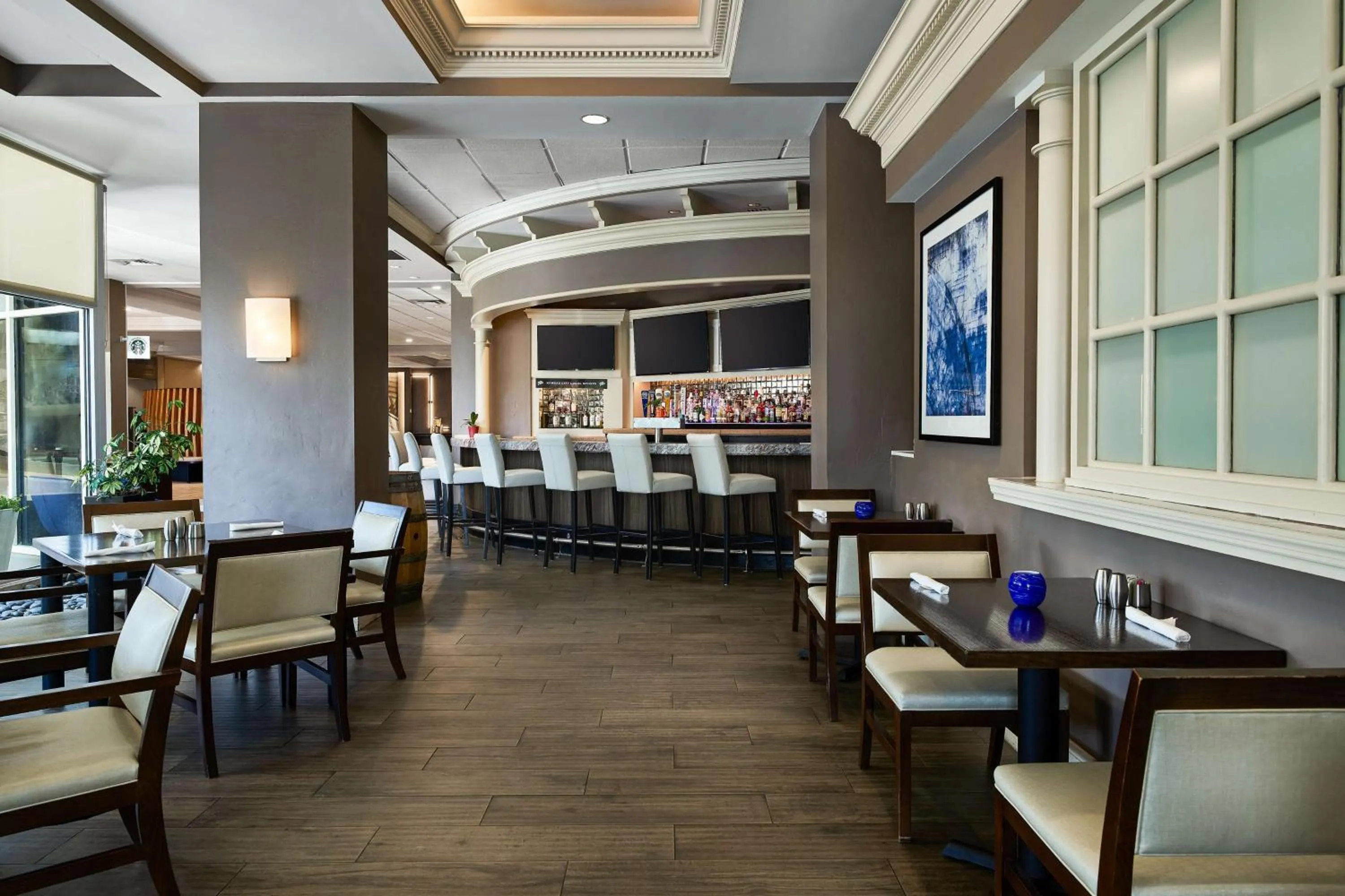 Lounge or bar in Hilton Kansas City Country Club Plaza