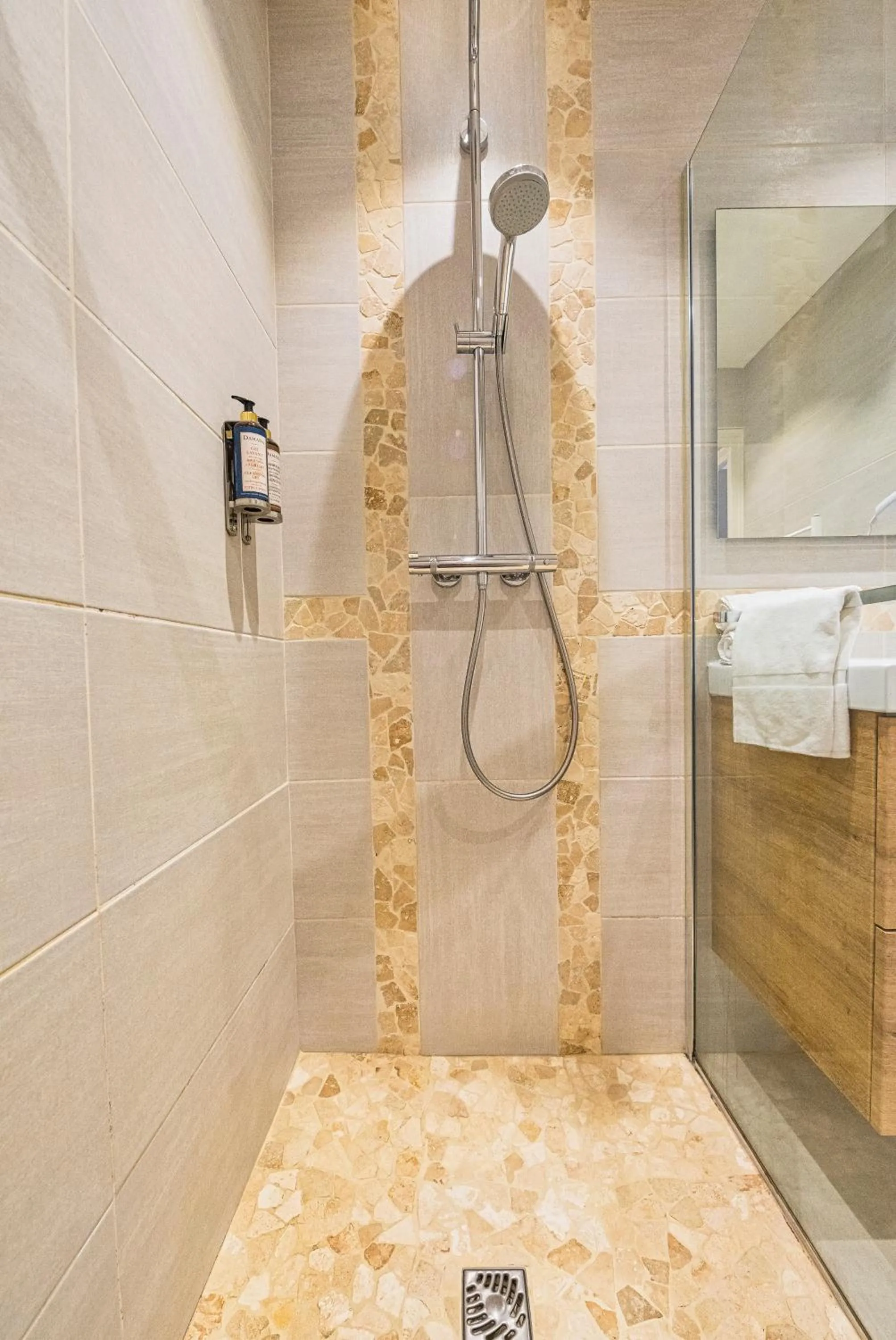 Shower in Hôtel BO & MIA