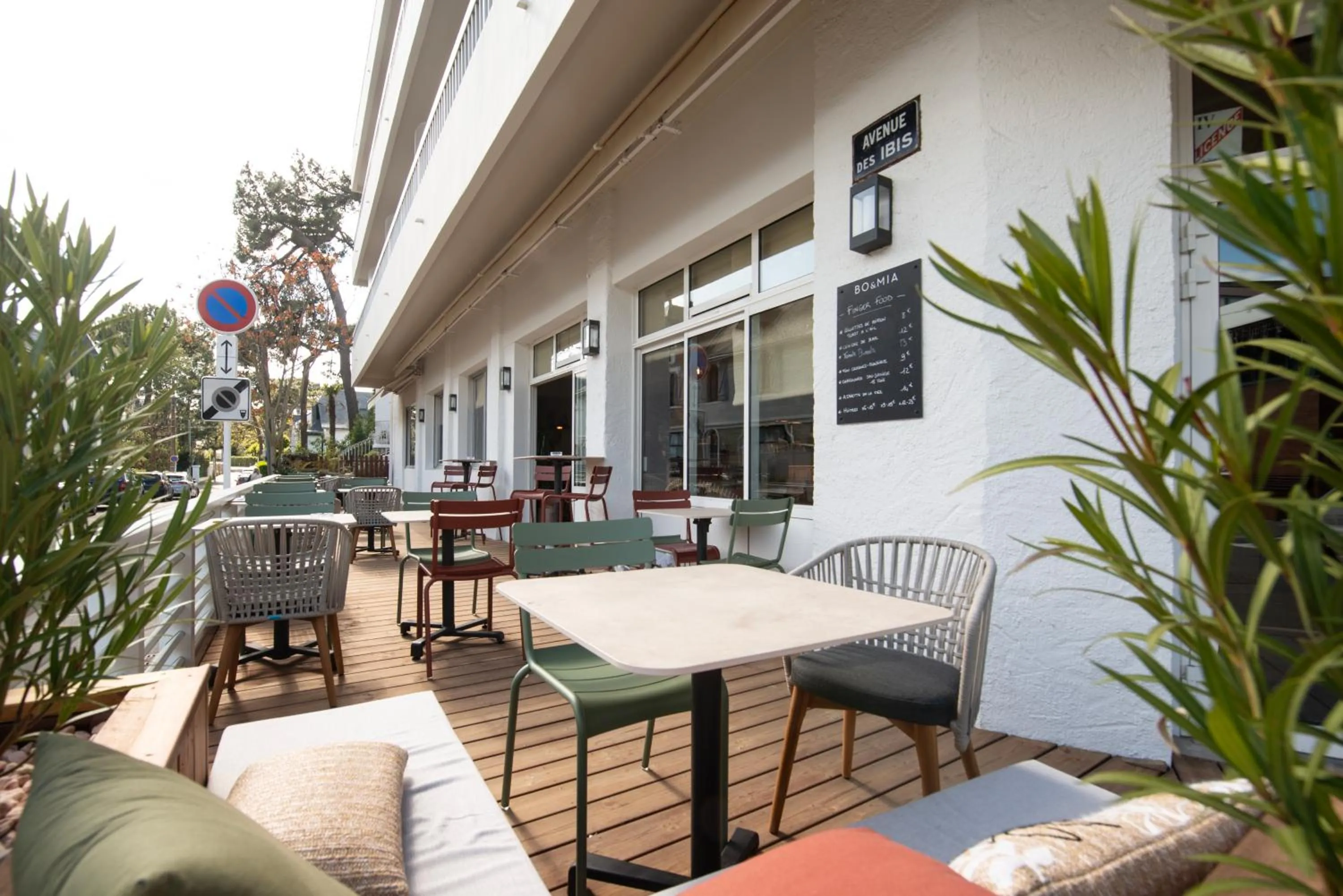 Patio in Hôtel BO & MIA