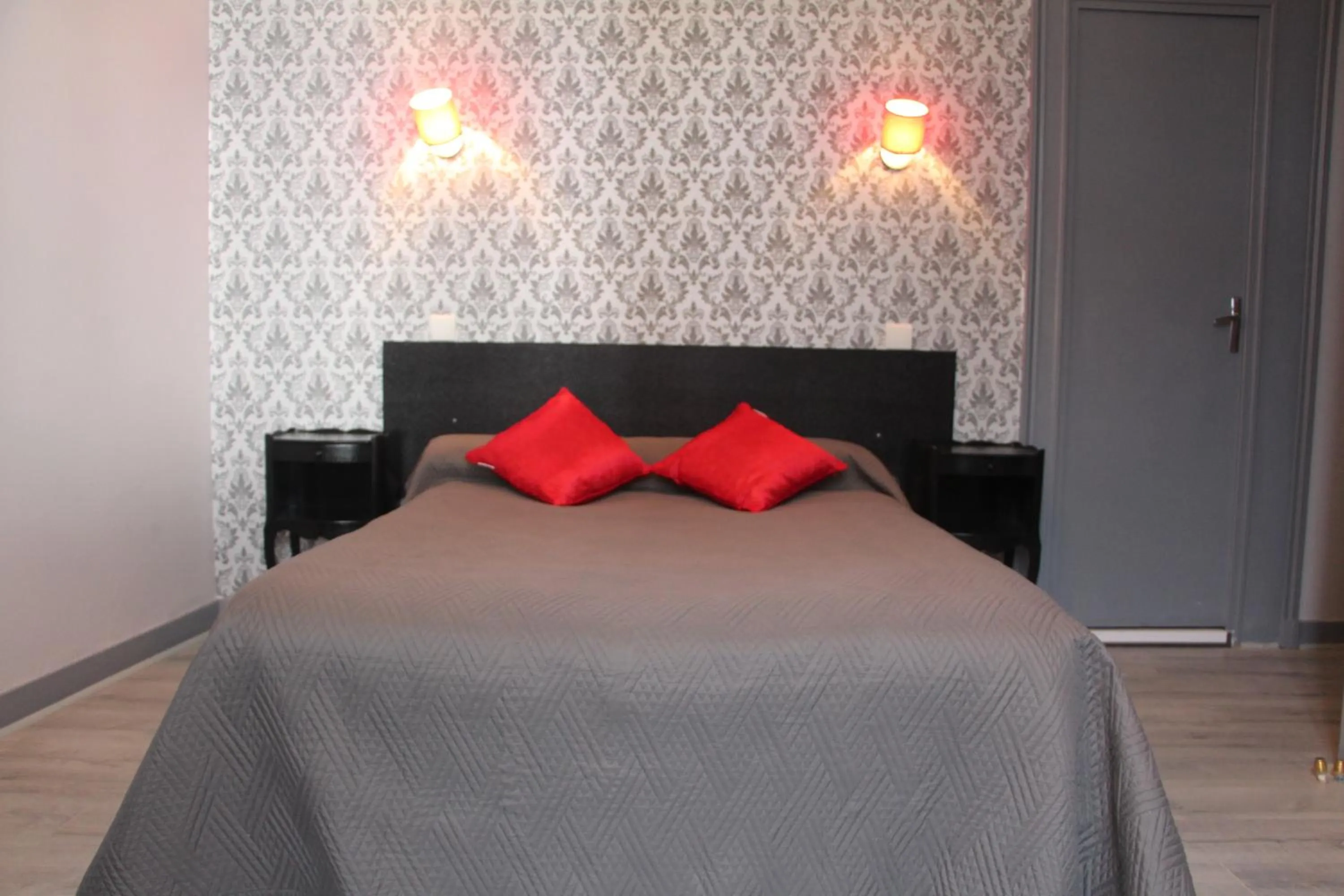 Shower, Bed in Hotel Au Chapon Fin