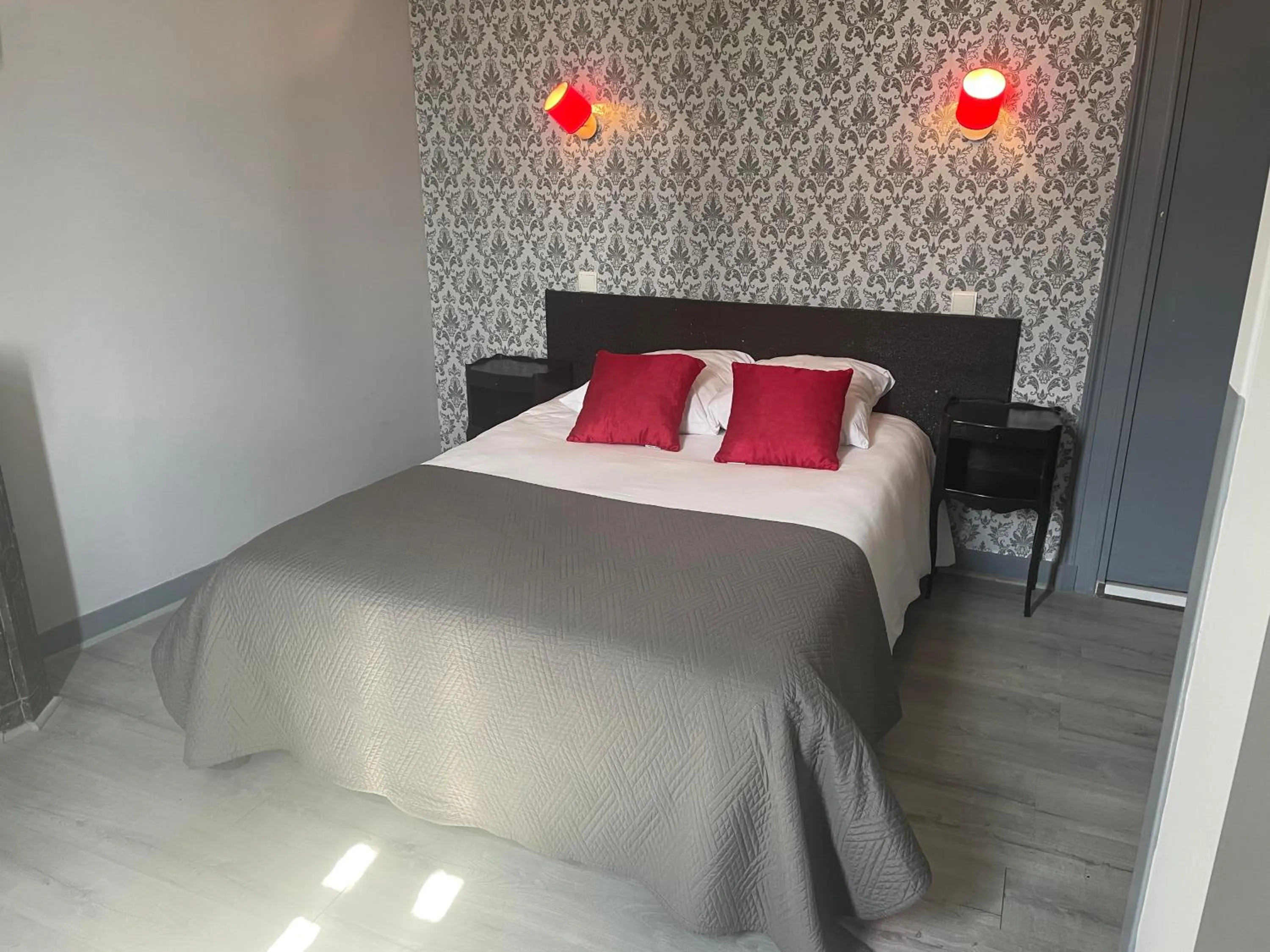 Bed in Hotel Au Chapon Fin