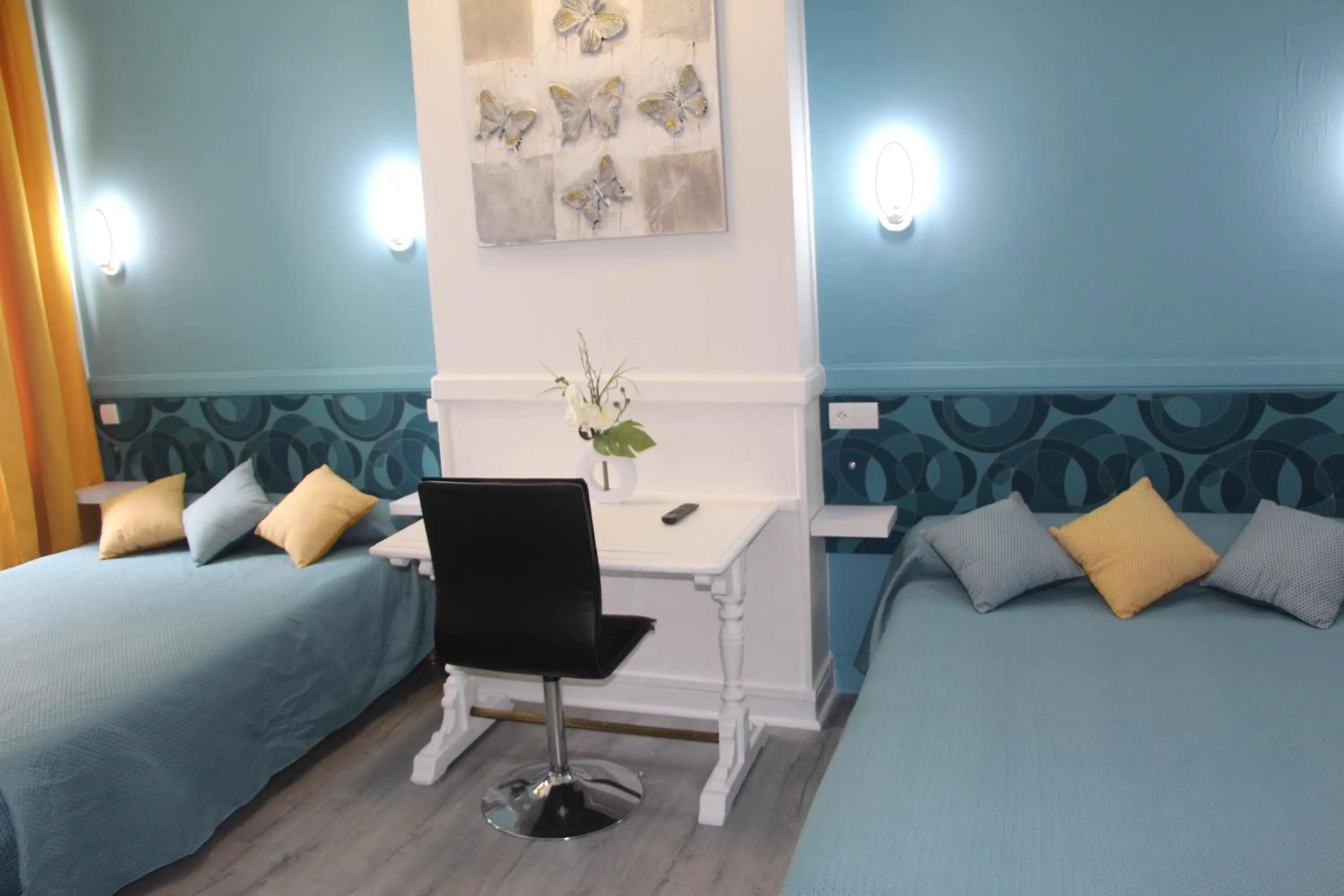 Shower, Bed in Hotel Au Chapon Fin