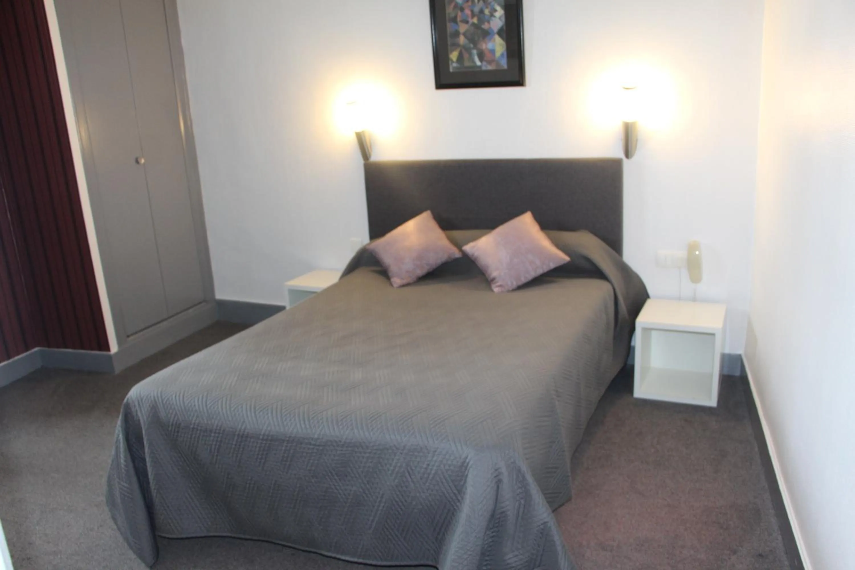 Shower, Bed in Hotel Au Chapon Fin