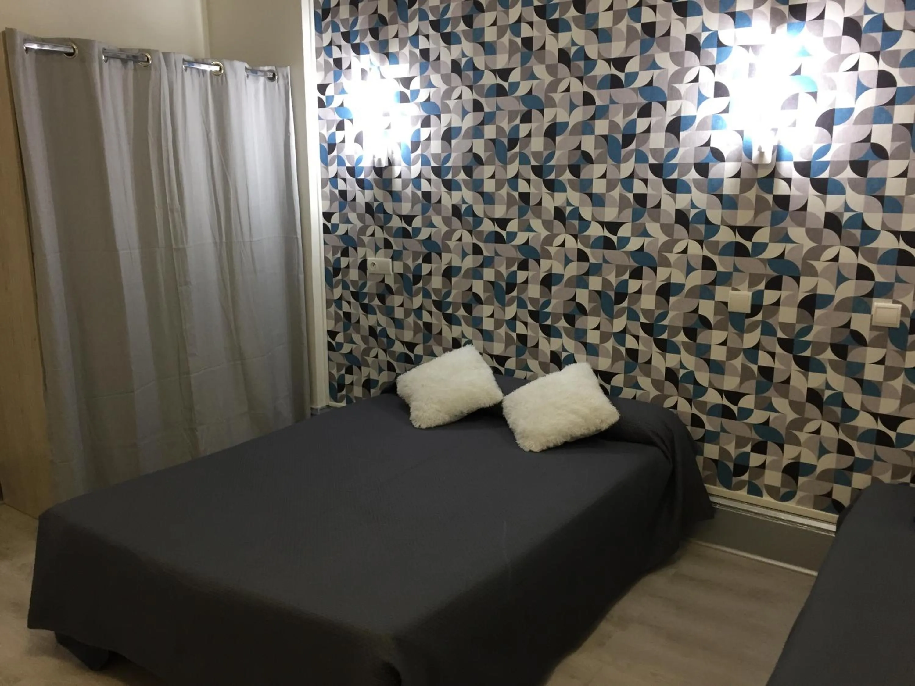 Bed in Hotel Au Chapon Fin