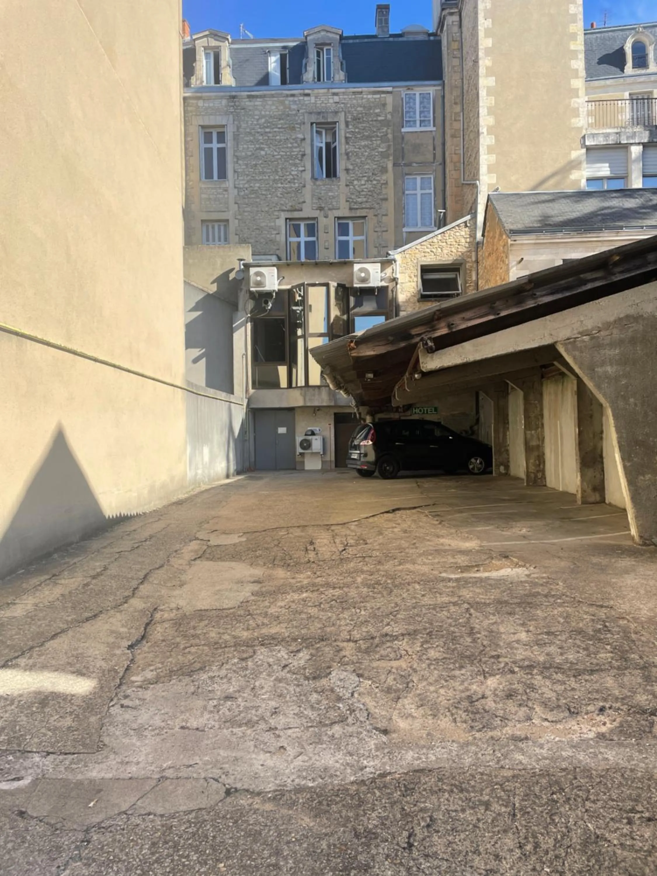 Parking in Hotel Au Chapon Fin