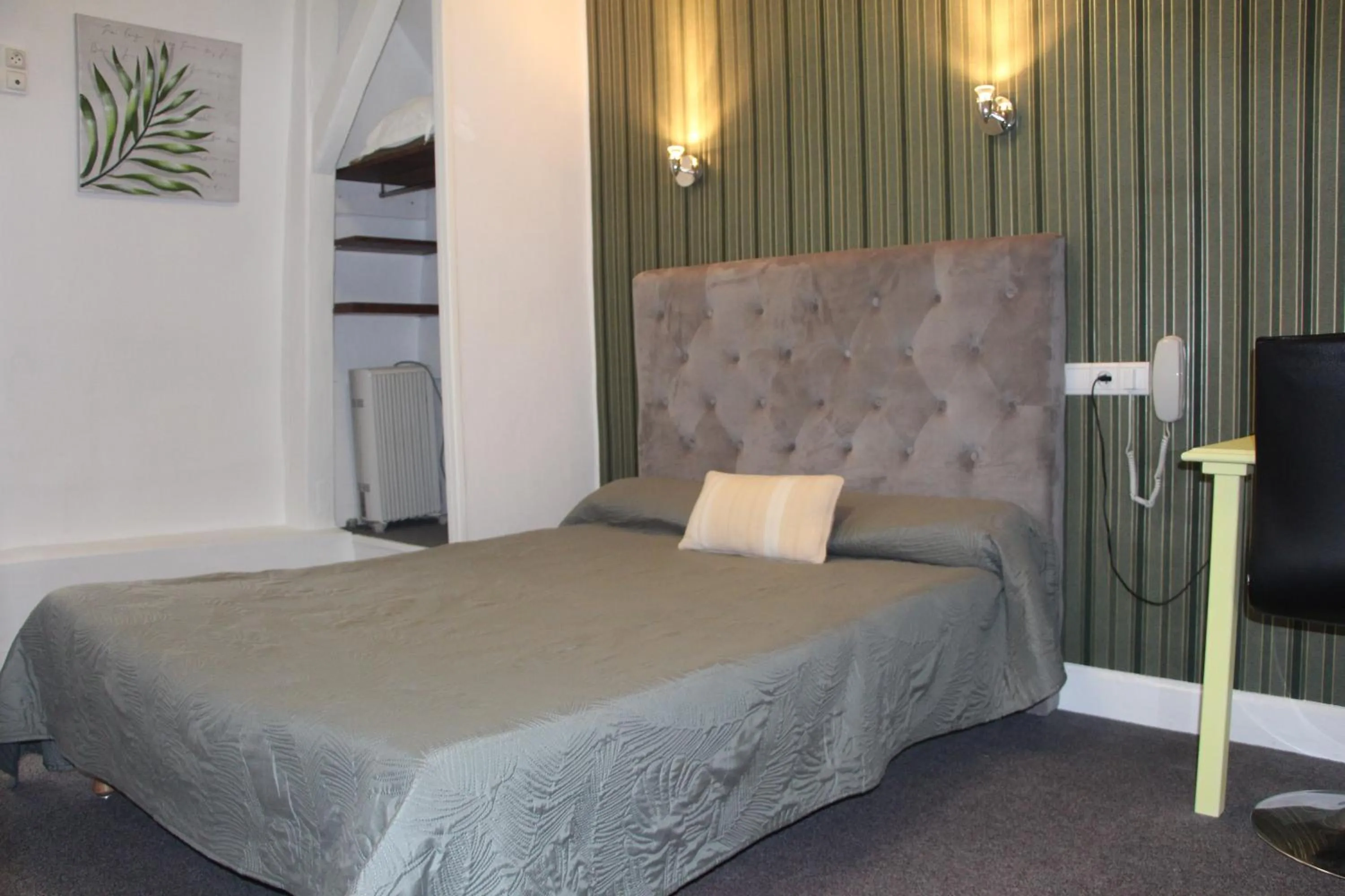 Shower, Bed in Hotel Au Chapon Fin