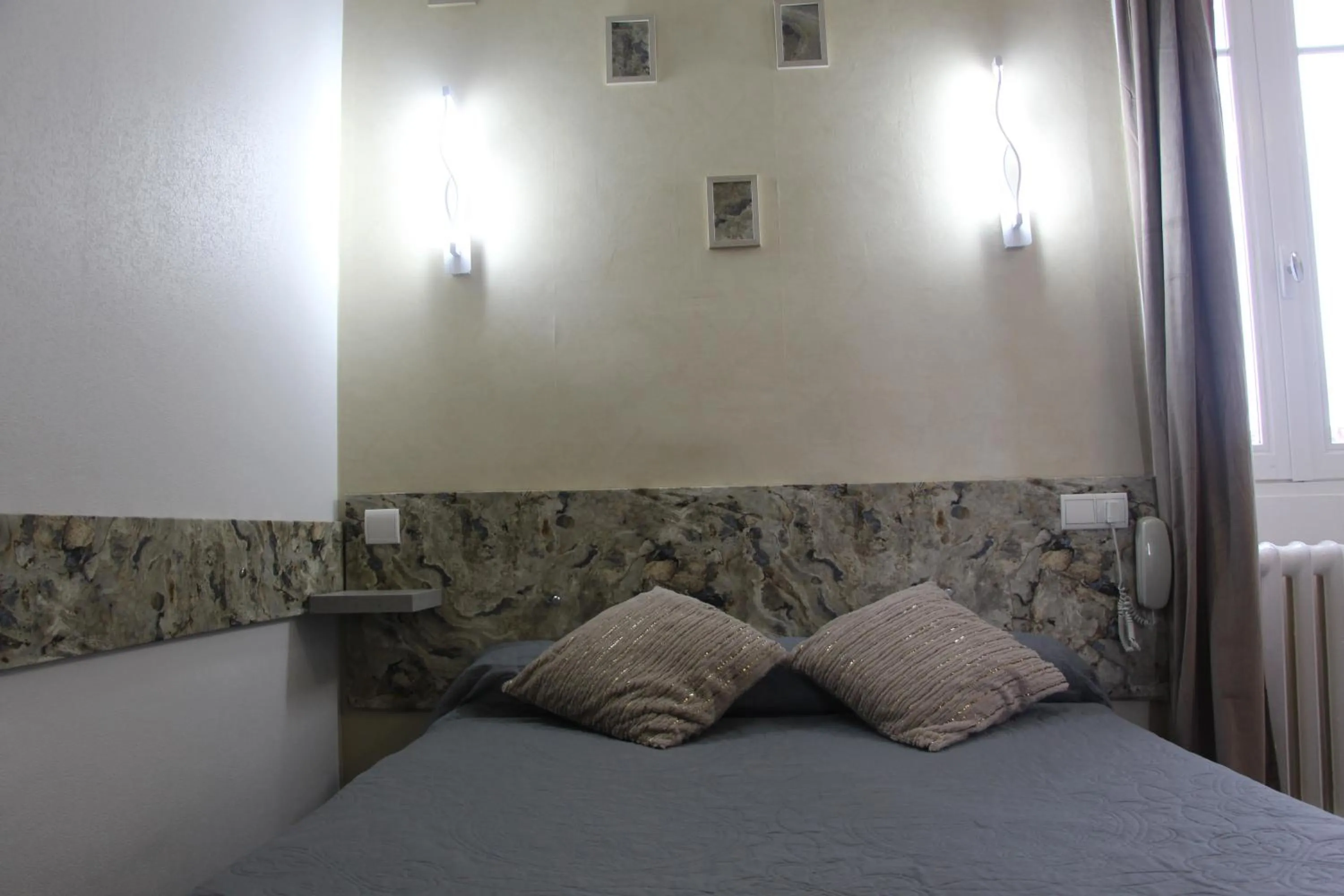 Shower, Bed in Hotel Au Chapon Fin