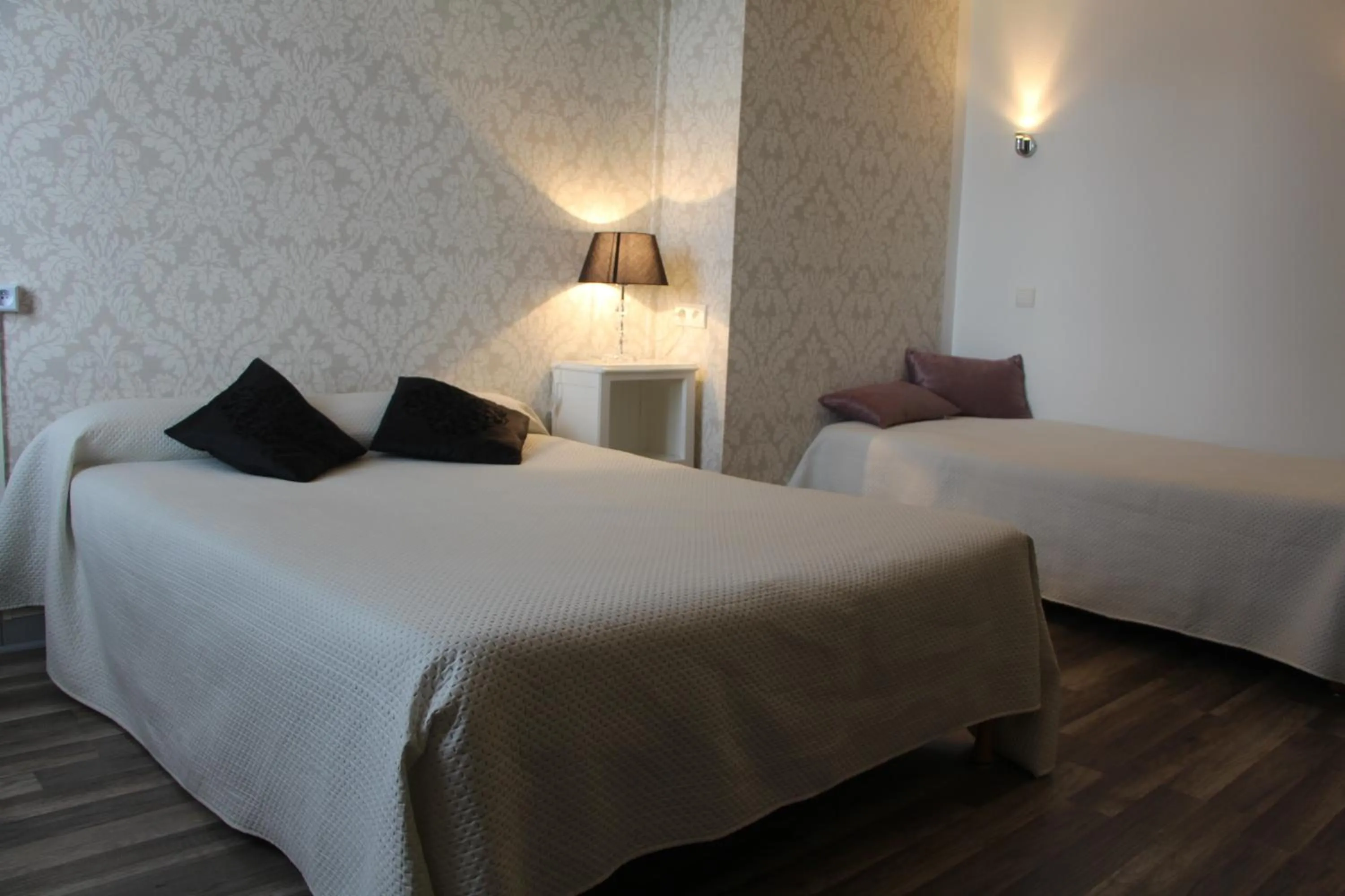 Property building, Bed in Hotel Au Chapon Fin