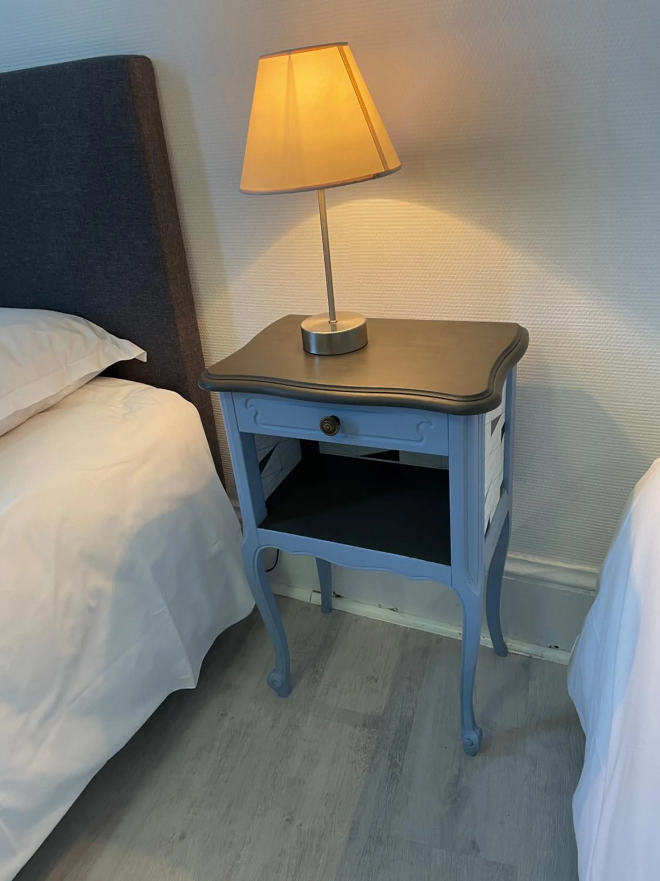 Bed in Hotel Au Chapon Fin