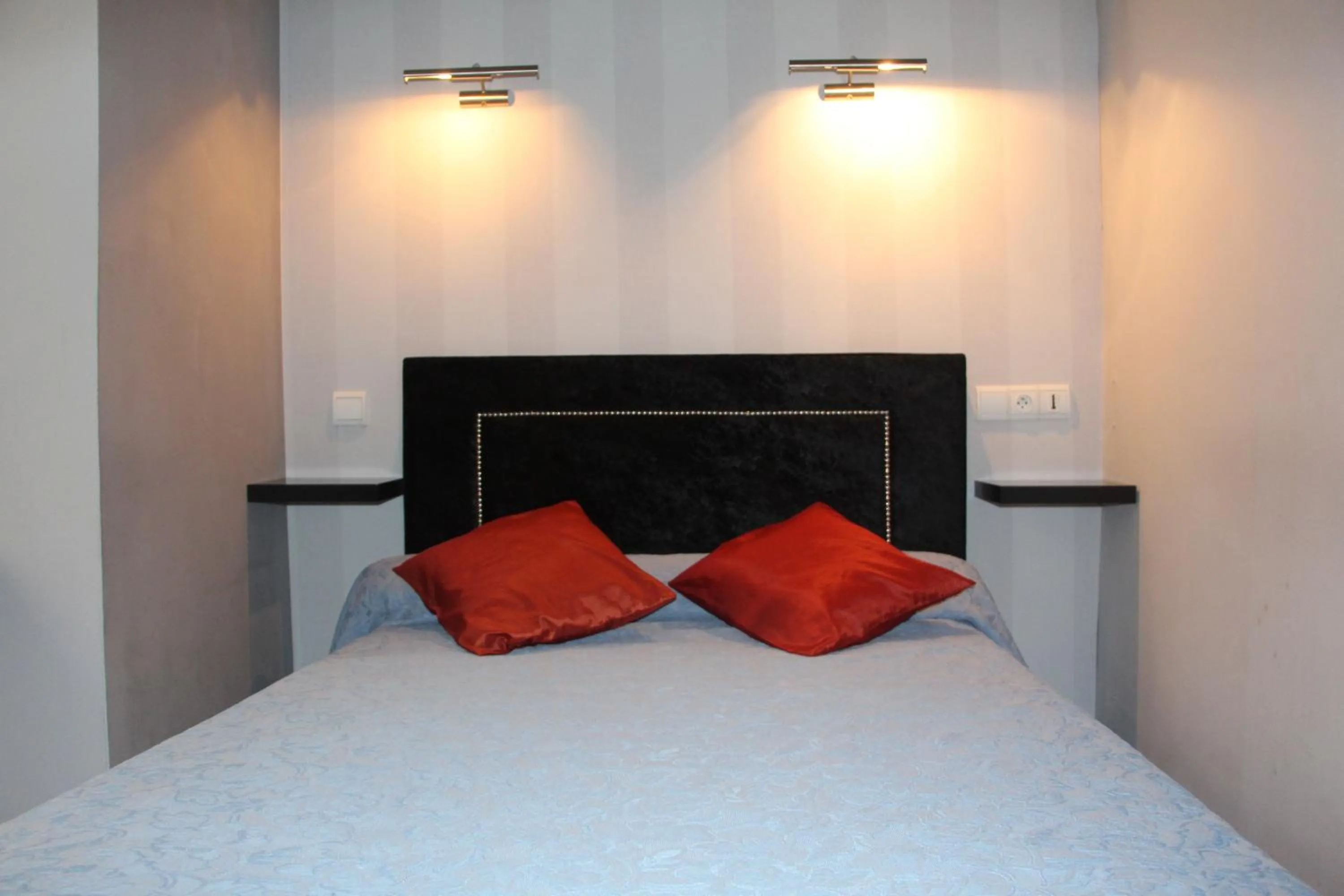 Bed in Hotel Au Chapon Fin