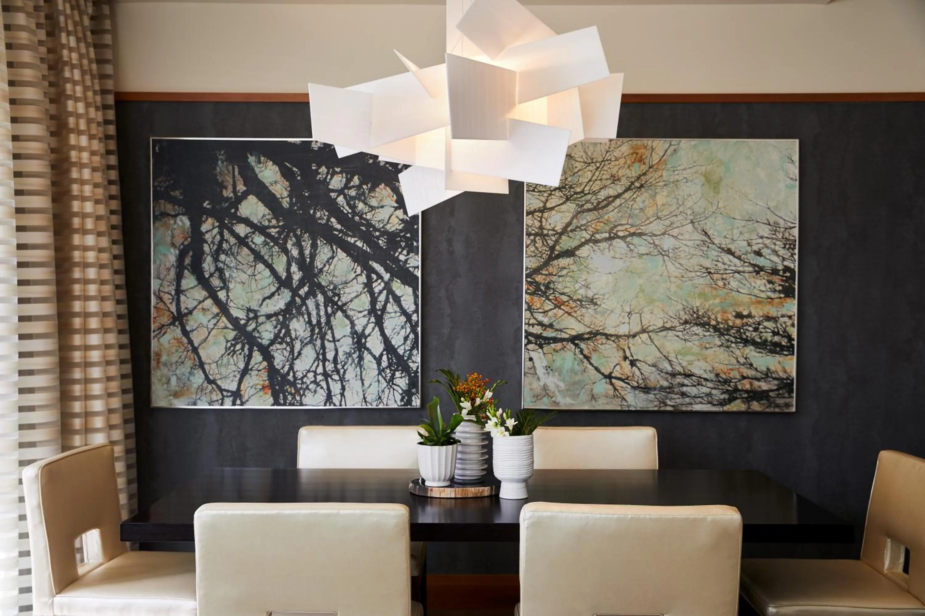 Dining area in Pan Pacific Seattle