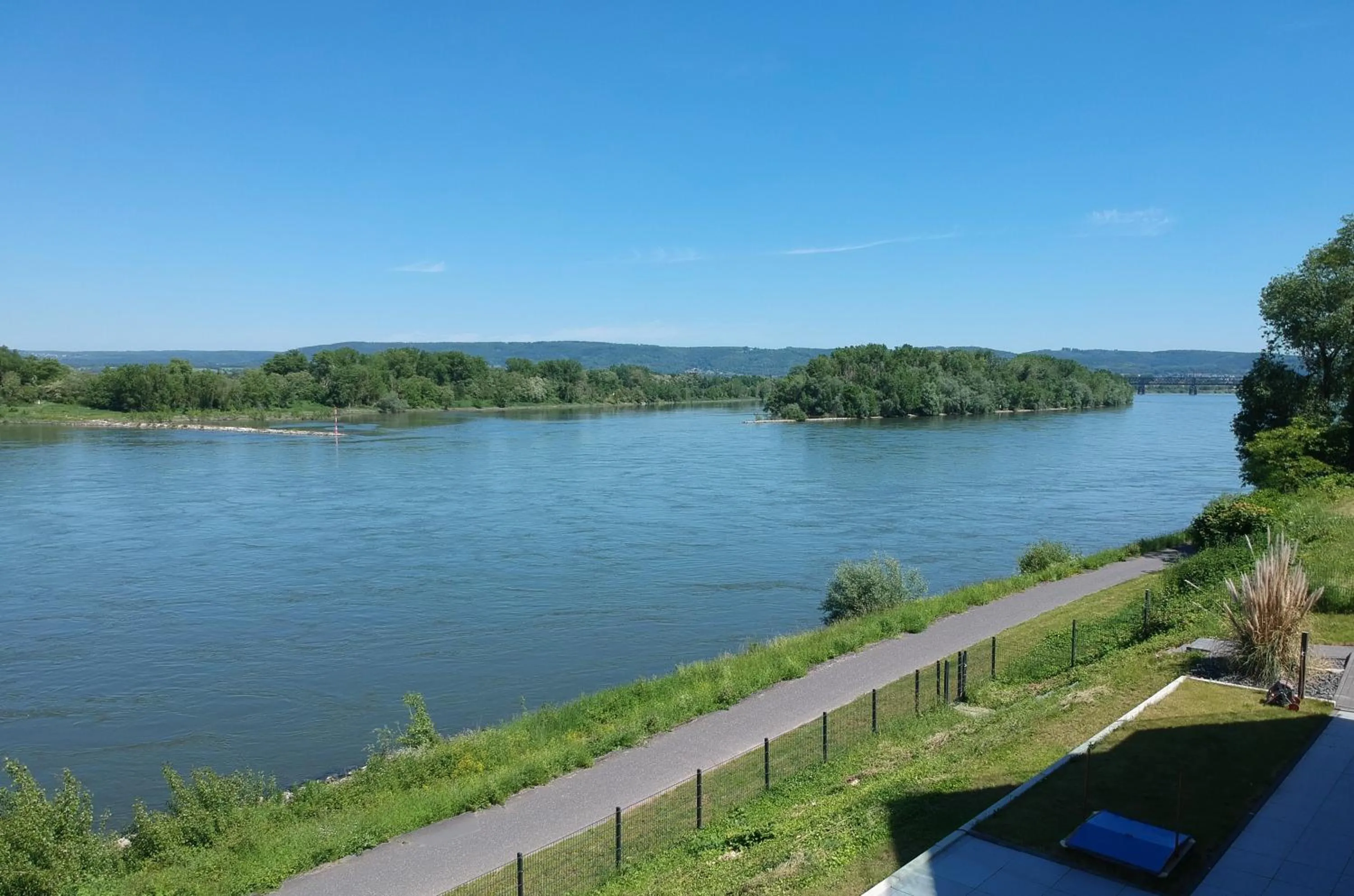 Day in Exklusives Rhein-Lounge Apartment mit direktem Rheinblick, Sauna, 2 Schlafzimmern, Parkplatz für bis zu 5 Gäste