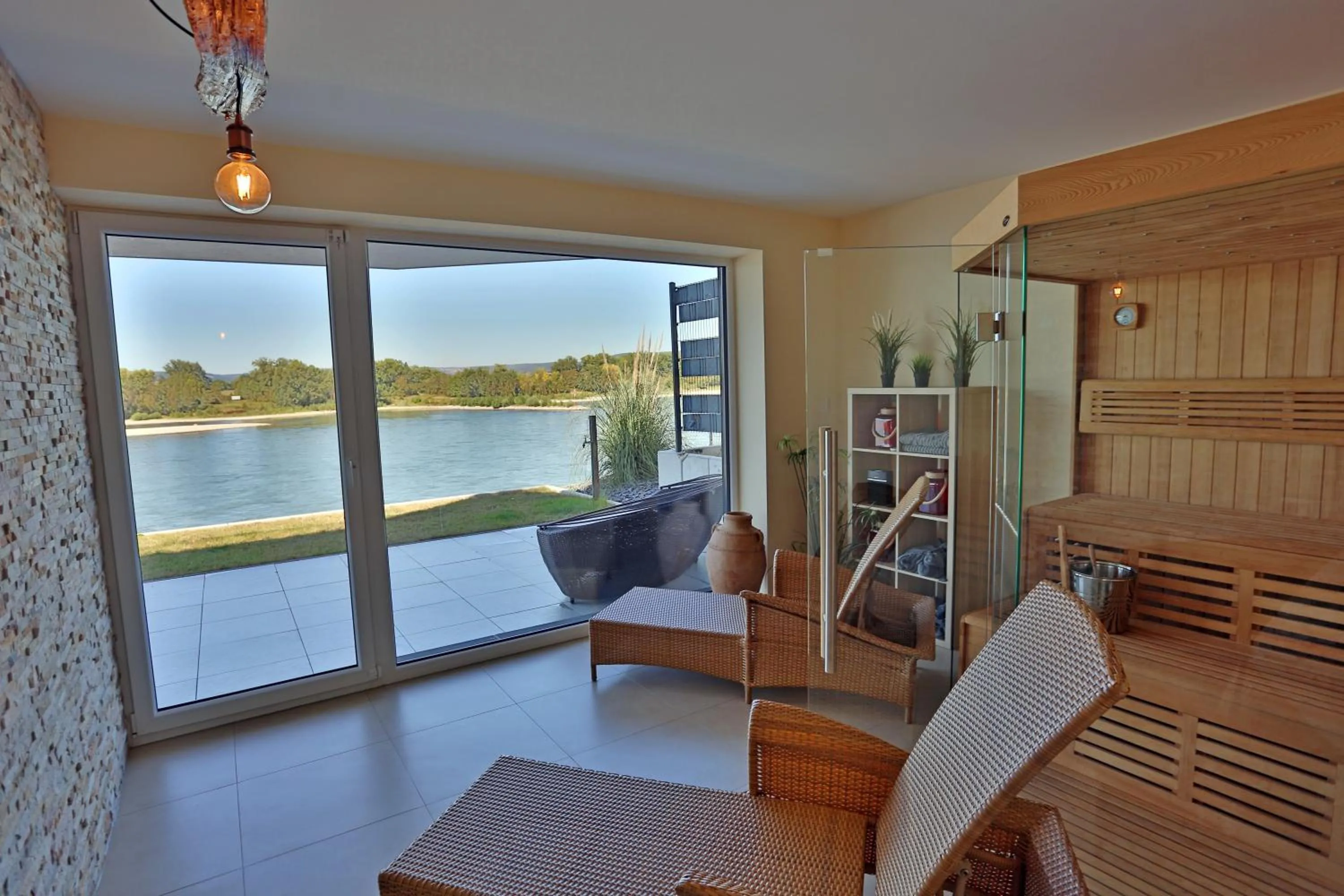 Sauna in Exklusives Rhein-Lounge Apartment mit direktem Rheinblick, Sauna, 2 Schlafzimmern, Parkplatz für bis zu 5 Gäste