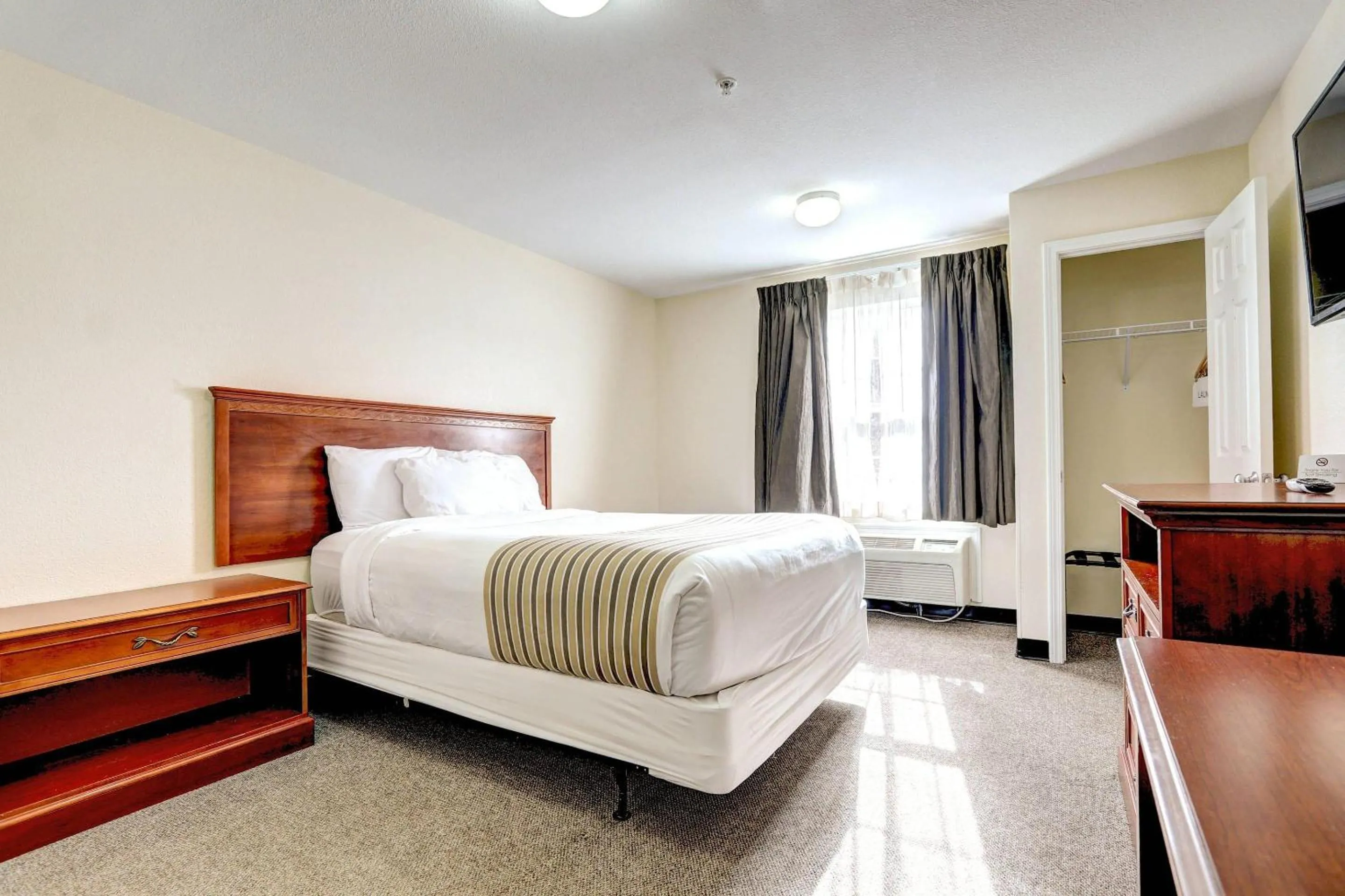 Bedroom, Bed in Suburban Studios Westminster Denver North