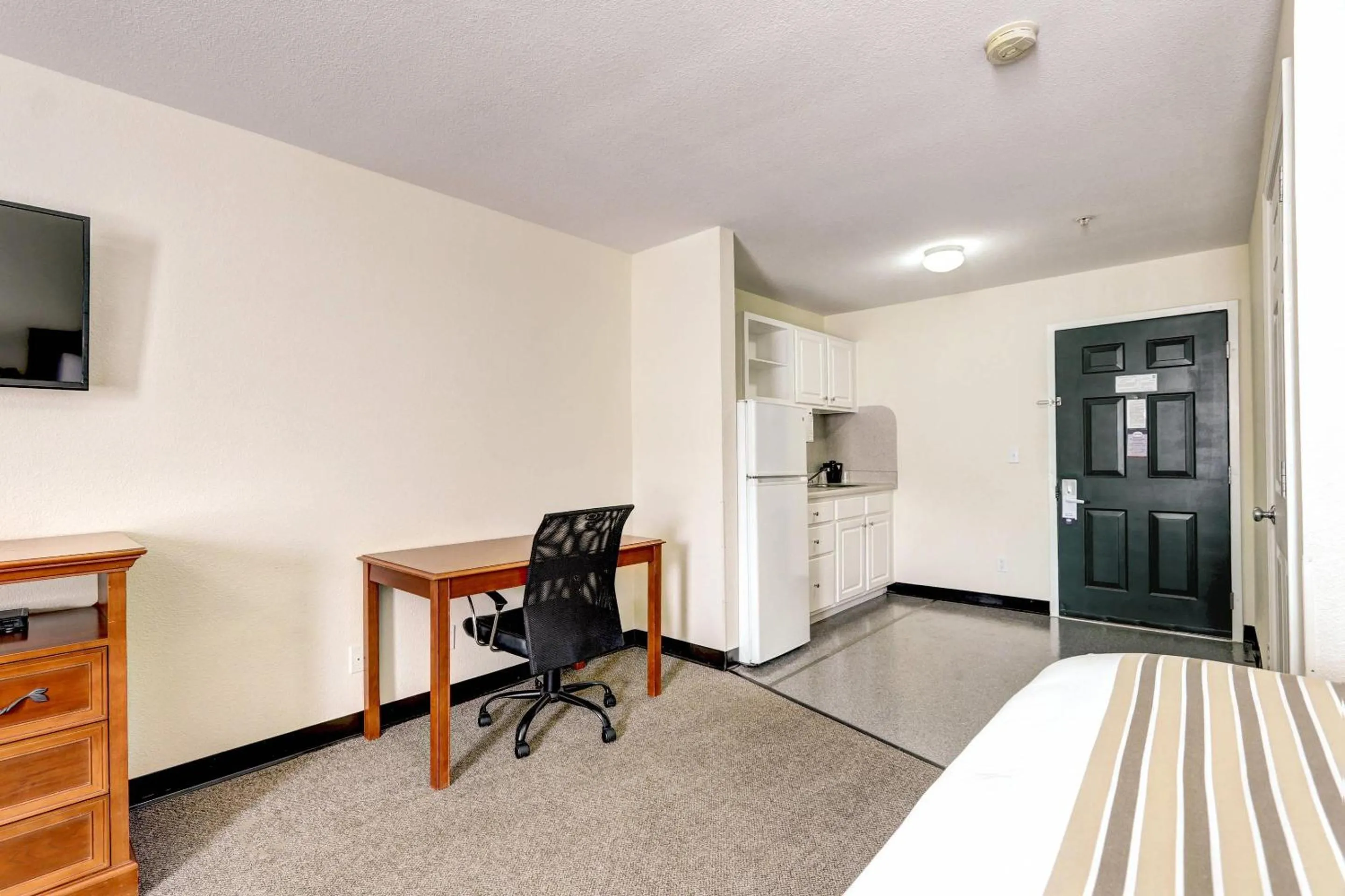 Bedroom in Suburban Studios Westminster Denver North