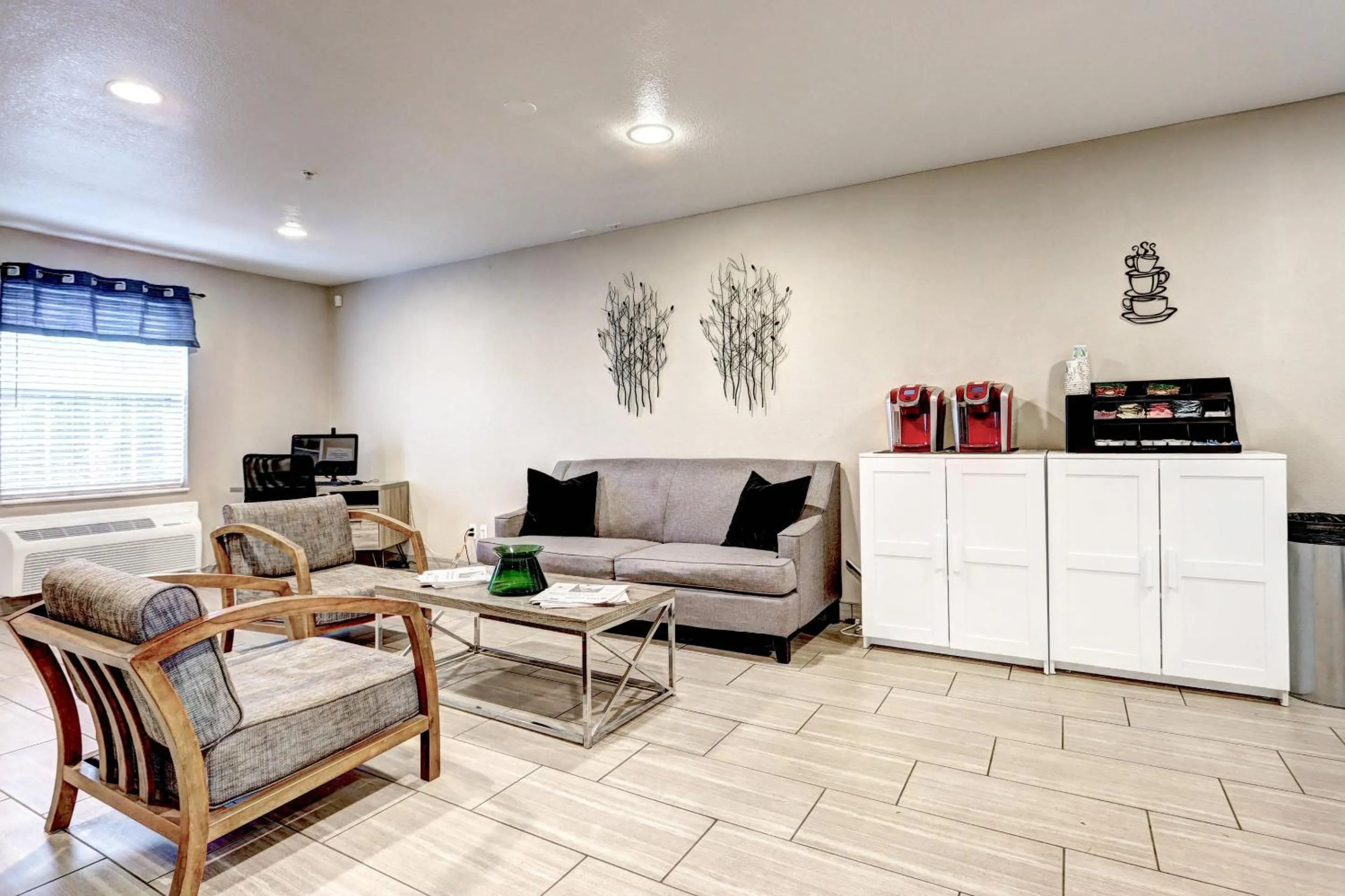 Lobby or reception in Suburban Studios Westminster Denver North