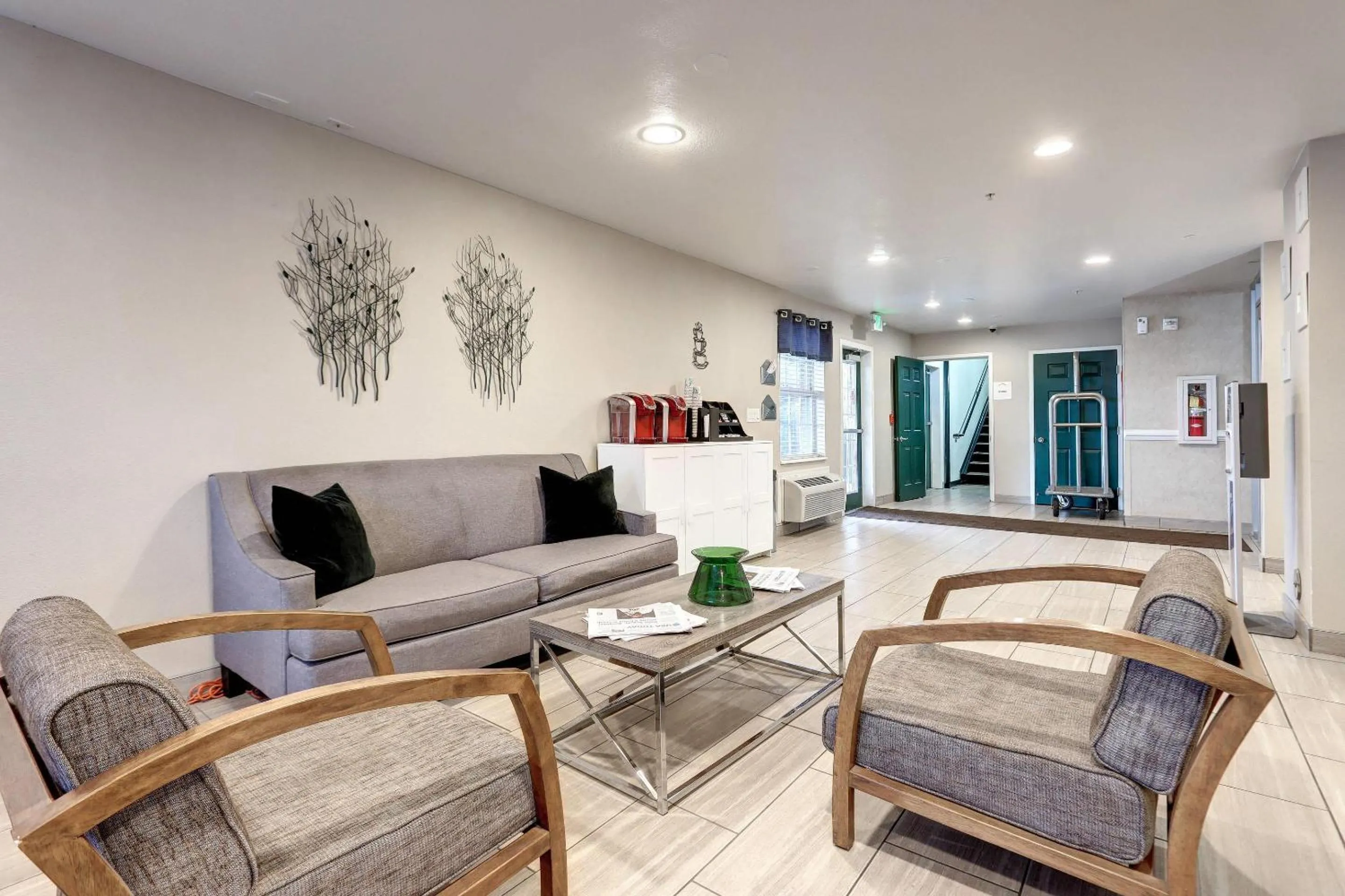 Lobby or reception in Suburban Studios Westminster Denver North