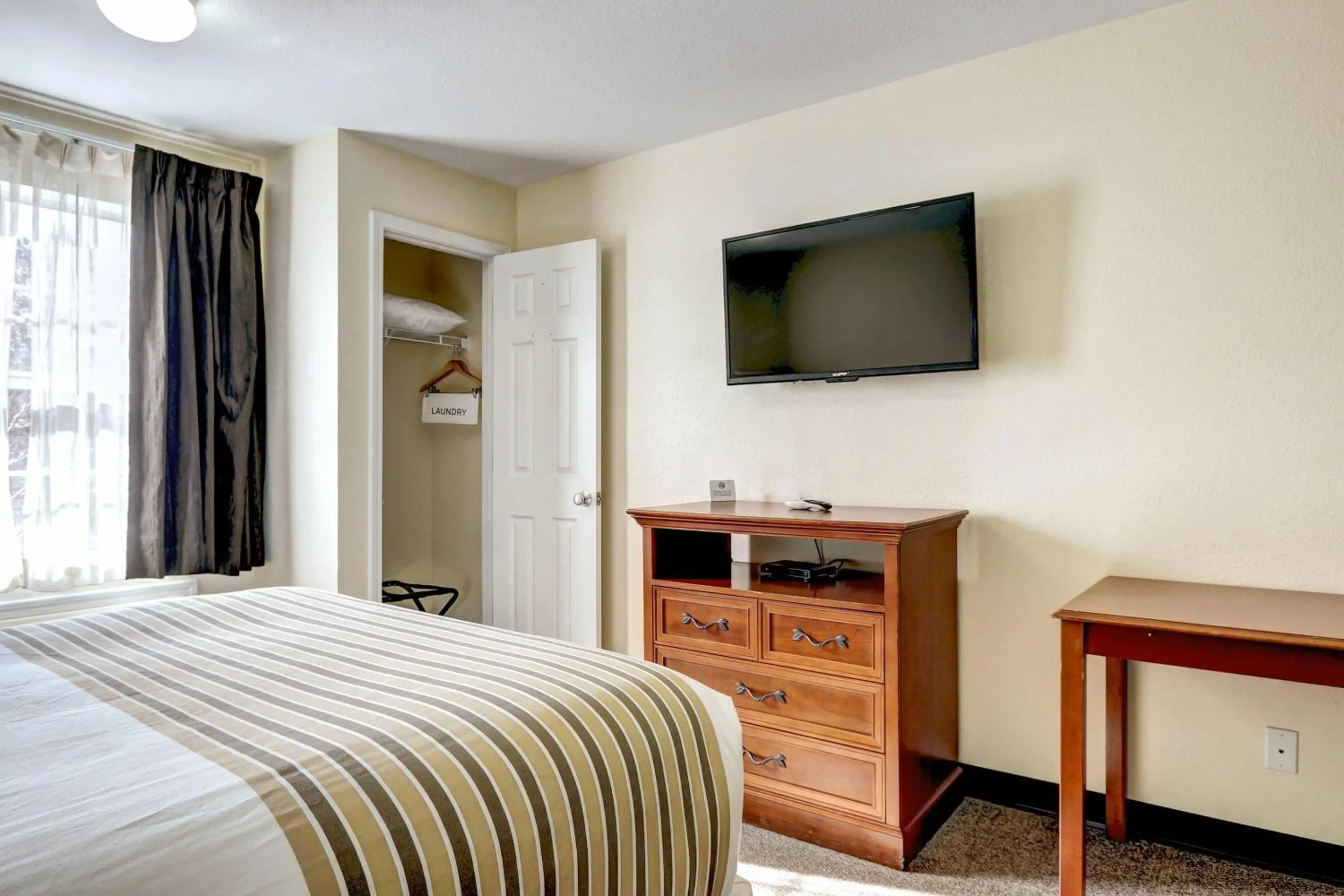 Bedroom, Bed in Suburban Studios Westminster Denver North