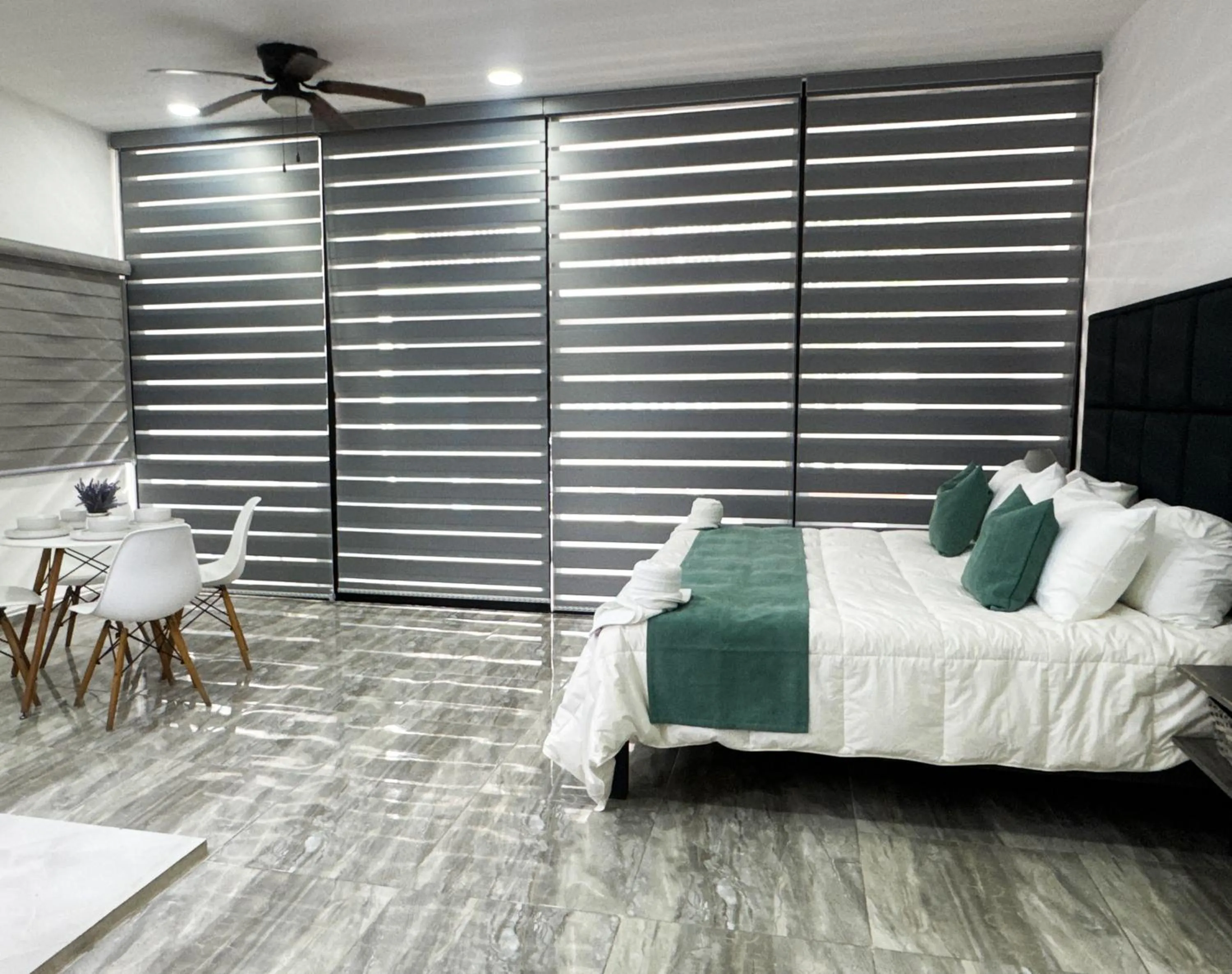 Photo of the whole room, Bed in SILVERSANDS Hotel Boutique - 5Th Ave