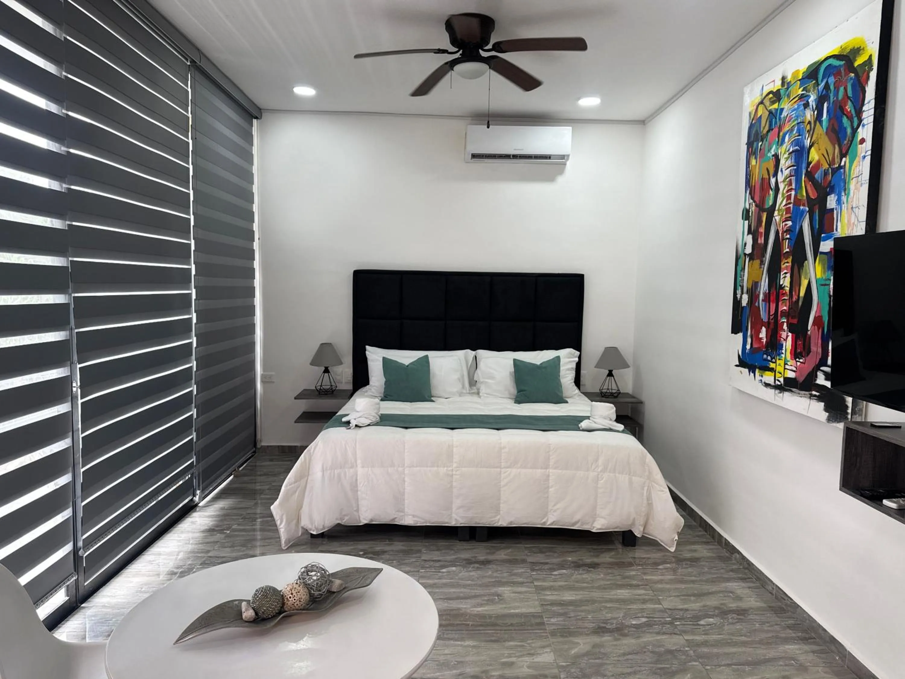 Photo of the whole room, Bed in SILVERSANDS Hotel Boutique - 5Th Ave