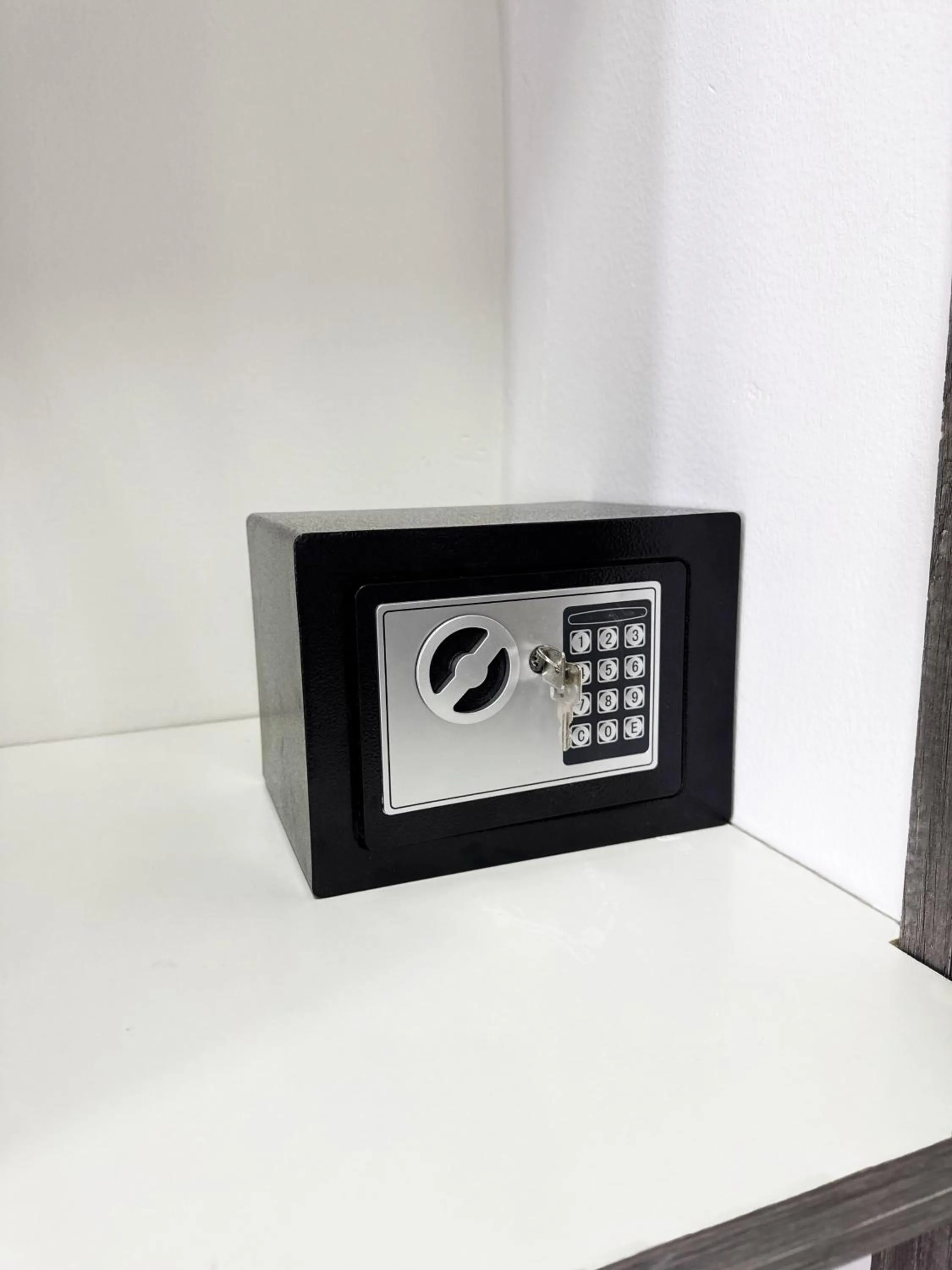 safe in SILVERSANDS Hotel Boutique - 5Th Ave